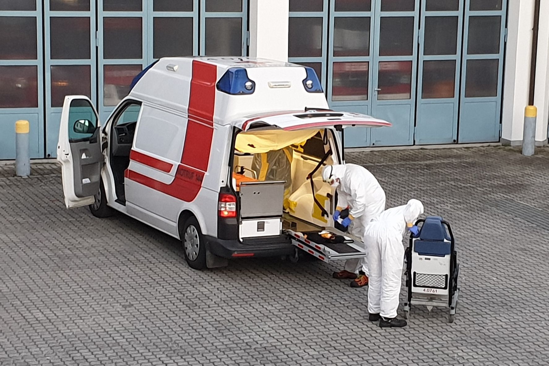 Die Frau wird mit einem Spezialfahrzeug (Archivbild des Roten Kreuzes) nach Wien überstellt.