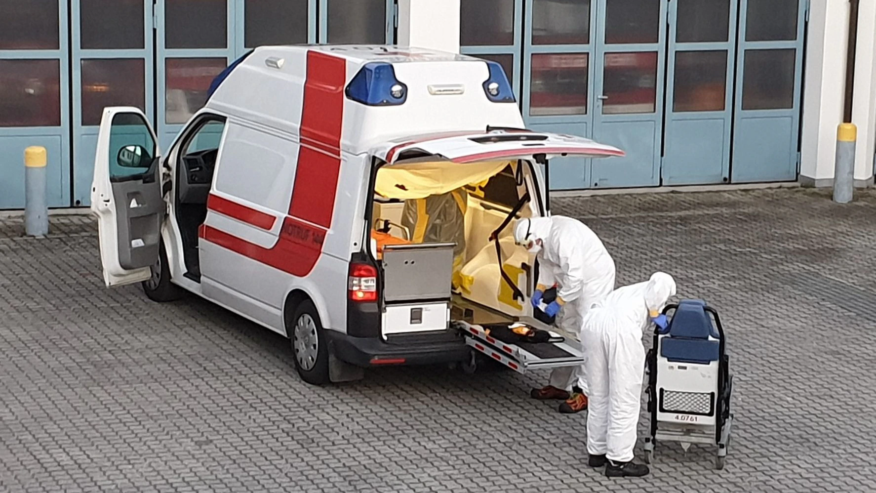 Die Frau wird mit einem Spezialfahrzeug (Archivbild des Roten Kreuzes) nach Wien überstellt.