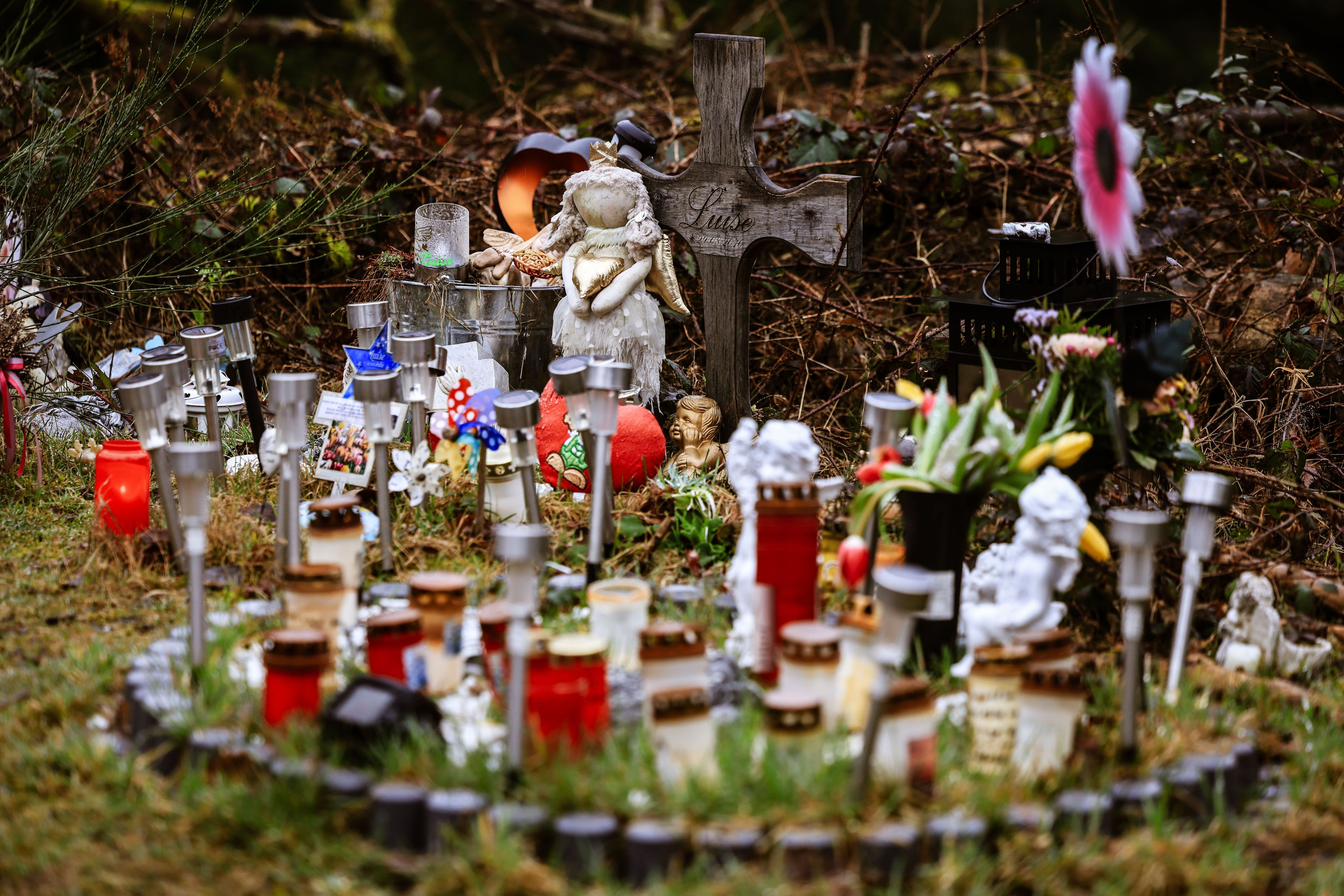 Kerzen in Gedenken an die ermordete Luise. 