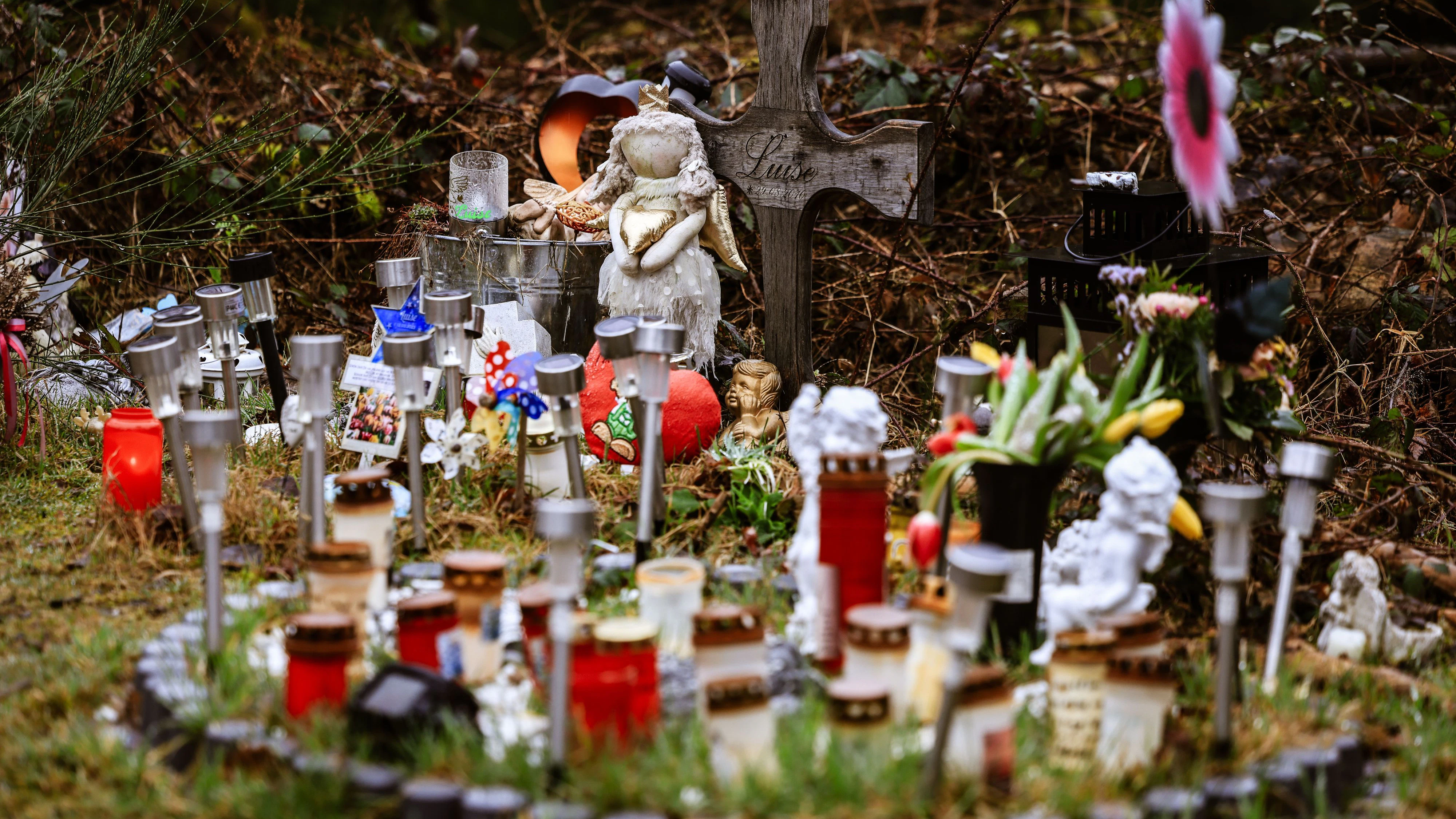 Kerzen in Gedenken an die ermordete Luise. 