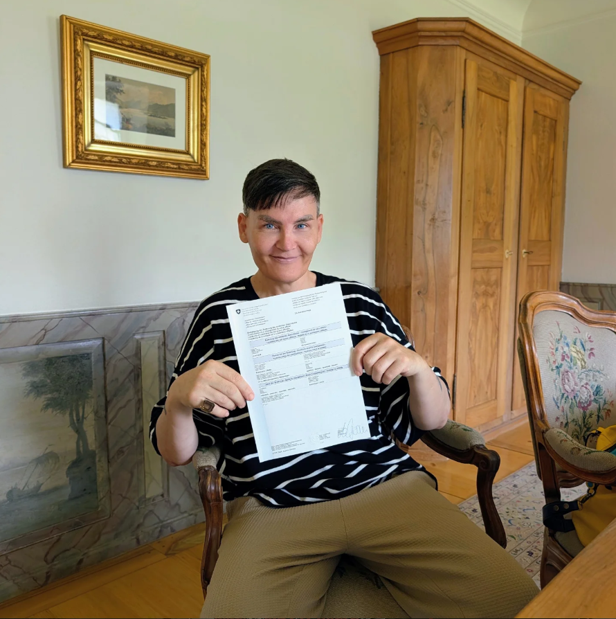 Chris Brönimann, einst als Nadia Brönimann eine der bekanntesten Trans-Personen der Schweiz, hat seinen Namen und sein Geschlecht offiziell ändern lassen.