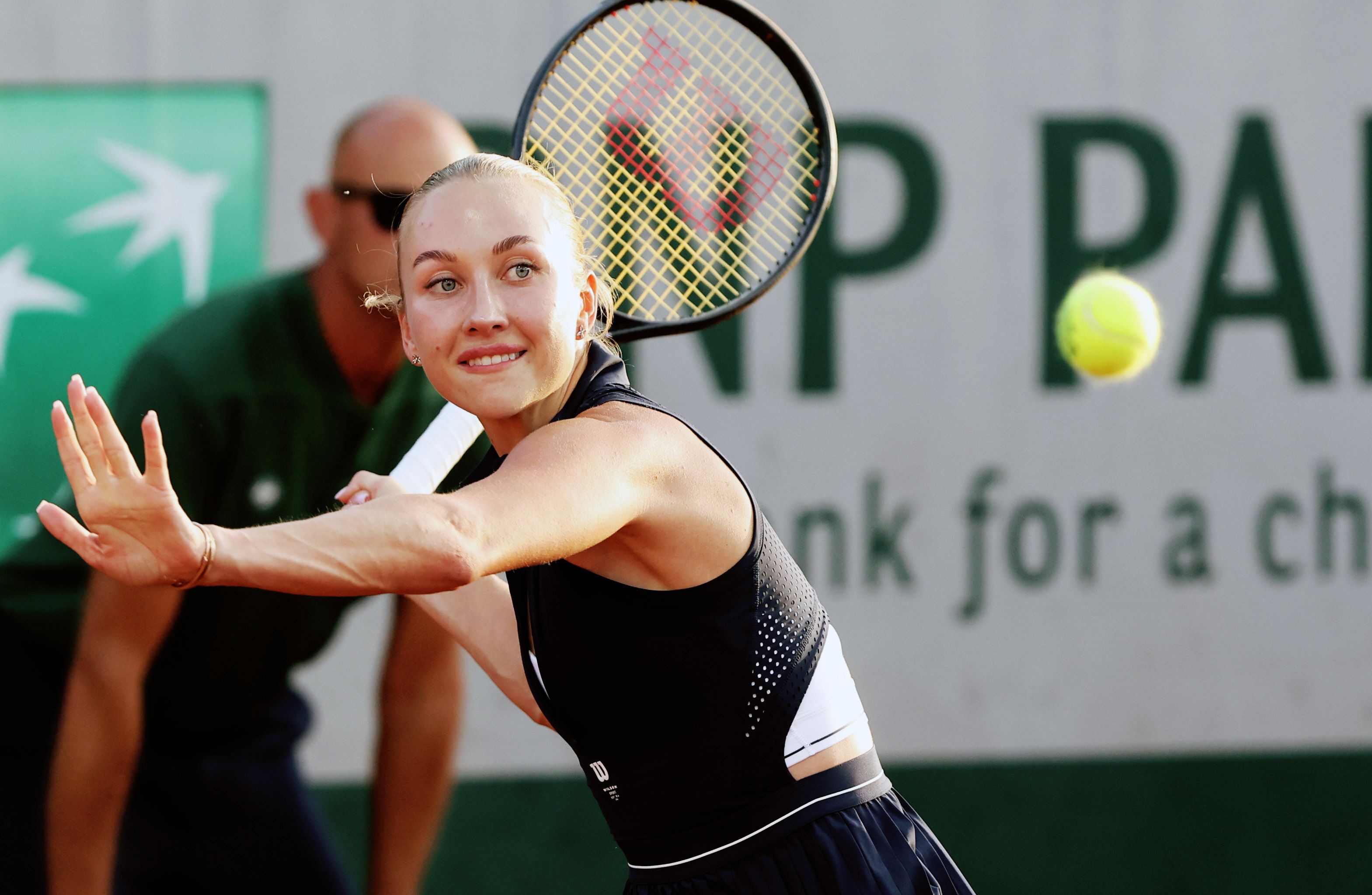 Anastasia Potapova serviert weiter beim Sandplatz-Klassiker.