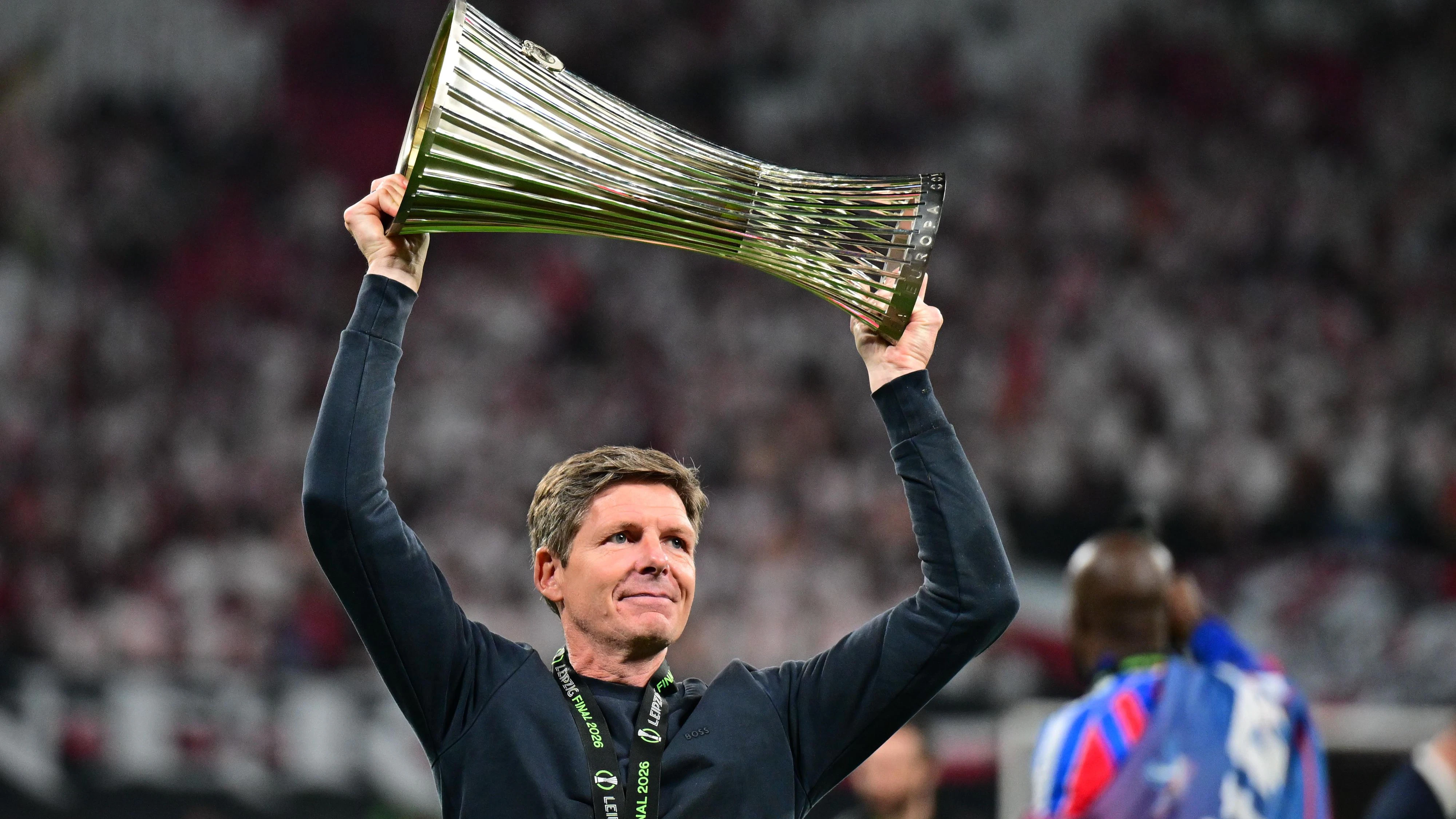 LEIPZIG,GERMANY,27.MAY.26 - SOCCER - UEFA Conference League, final, Crystal Palace FC vs Rayo Vallecano. Image shows the rejoicing of head coach Oliver Glasner (Crystal Palace). Keywords: trophy. Photo: GEPA pictures/ Michal Fajt
