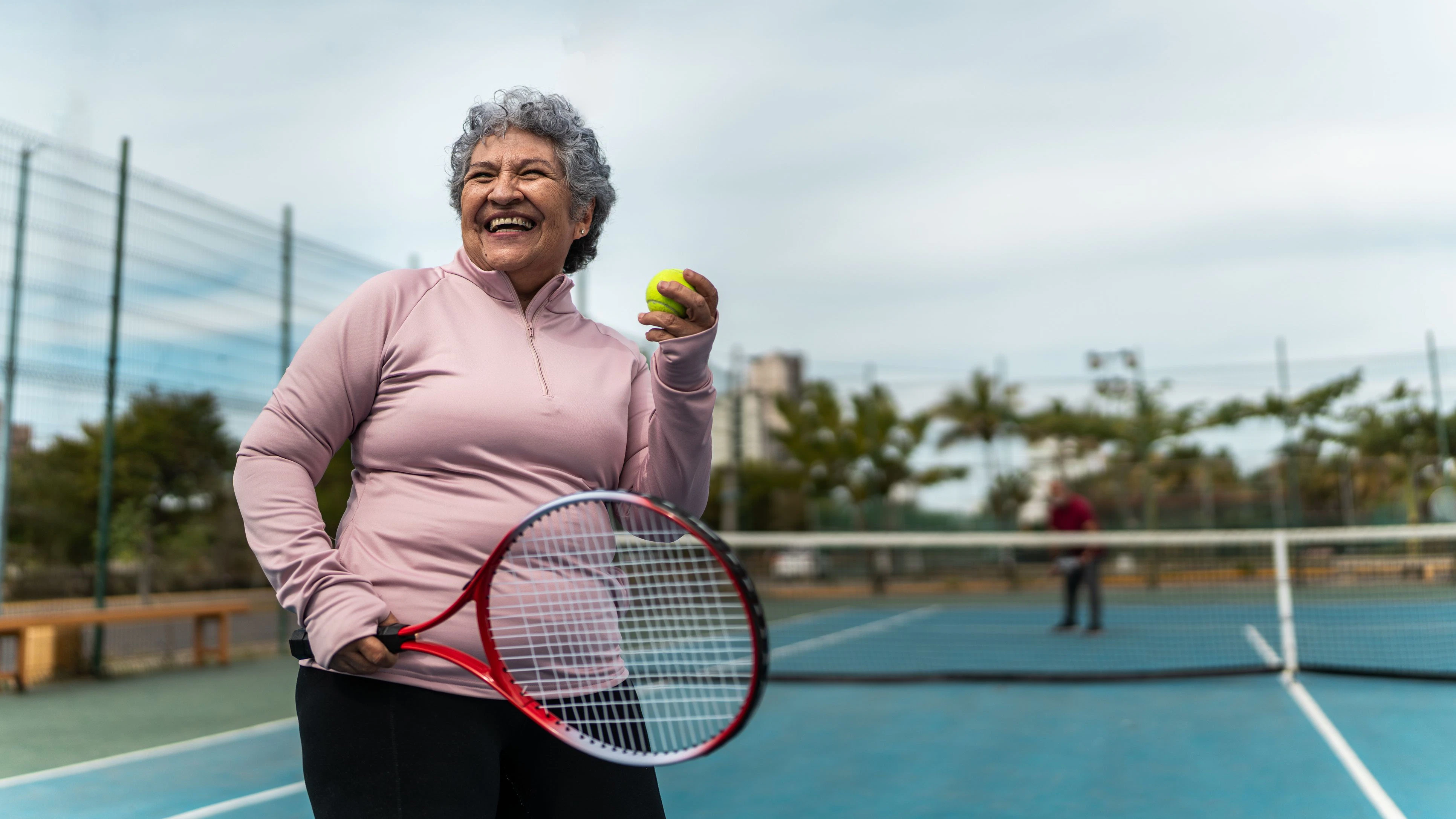 Alte Frau beim Tennis...