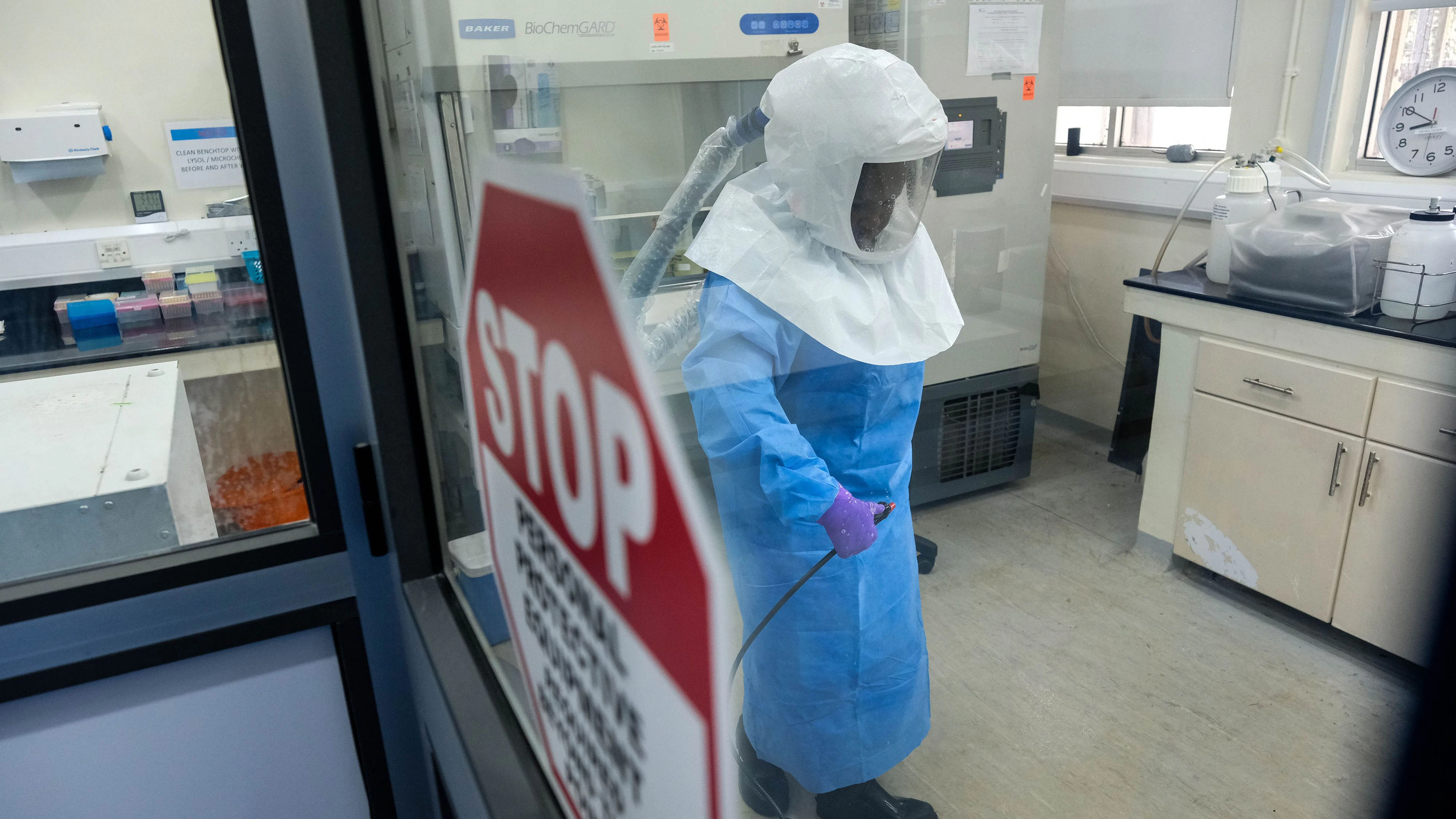 In Uganda, wo die Patientin aus OÖ war, wird mit Hochdruck daran gearbeitet, das Ebola-Virus einzudämmen.