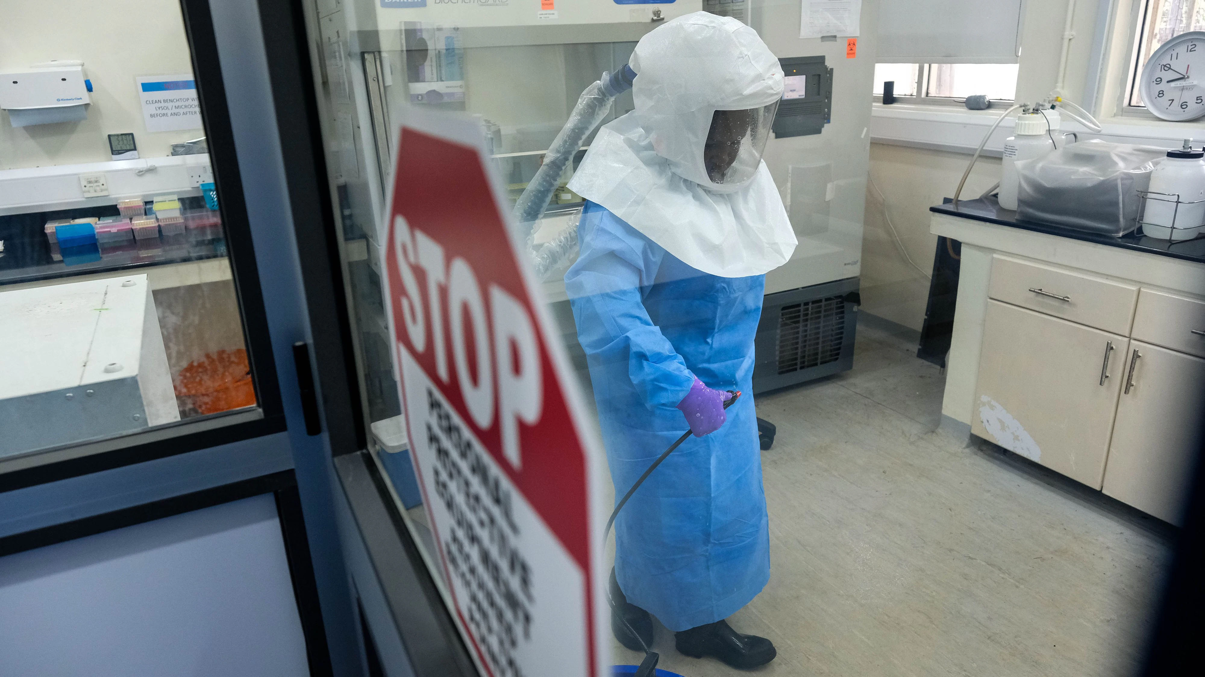 In Uganda, wo die Patientin aus OÖ war, wird mit Hochdruck daran gearbeitet, das Ebola-Virus einzudämmen.
