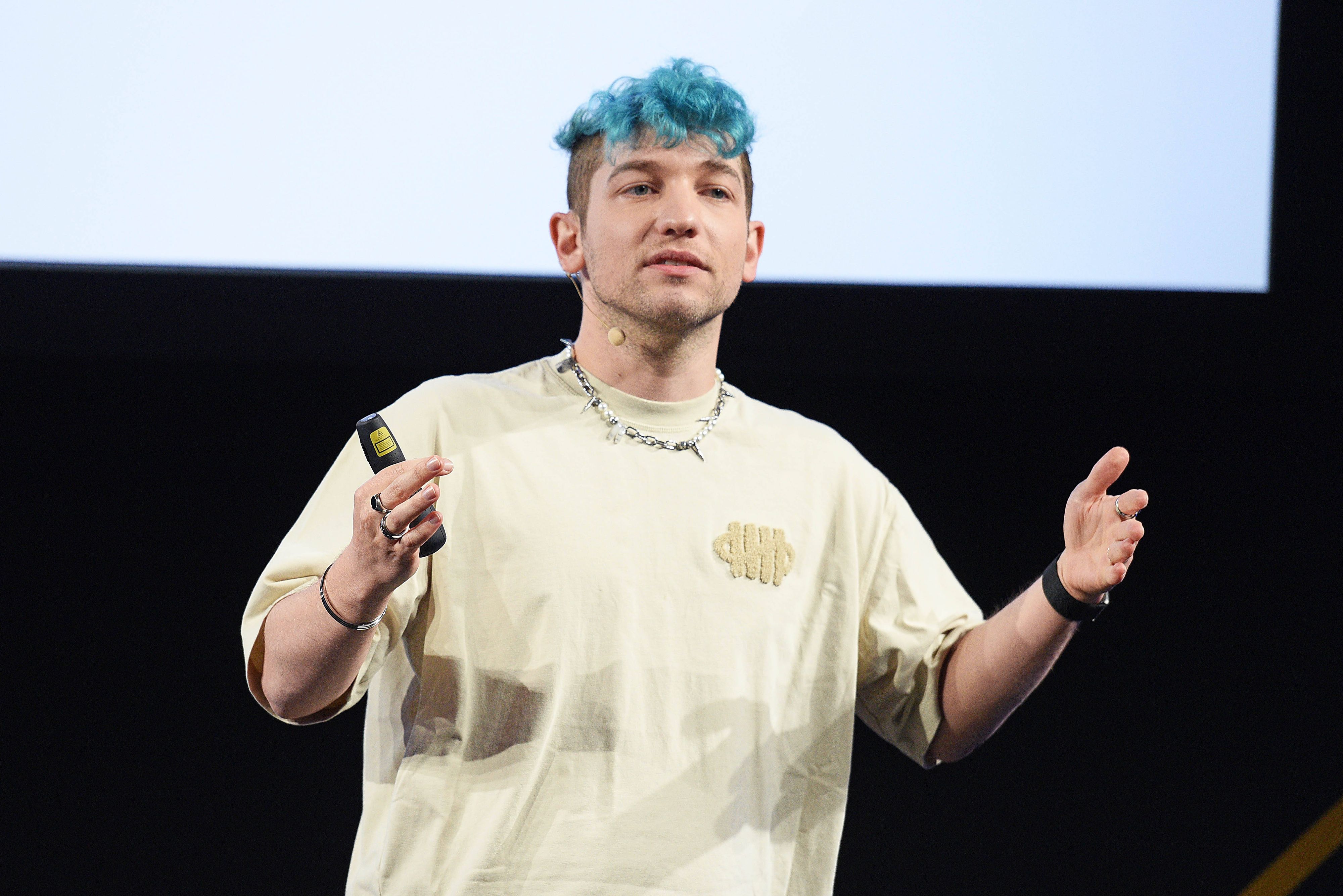 Rezo schildert im Stream wie sein Streetware-Label SPRK wegen einer Partner-Insolvenz beinahe für immer gestorben wäre.
