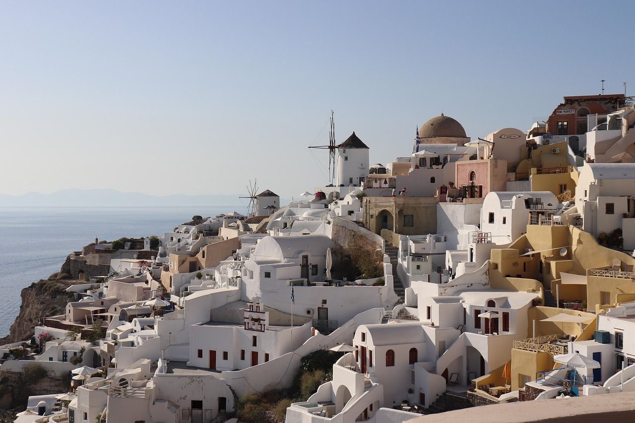 Die idyllische Stadt Santorini in der Ägäis