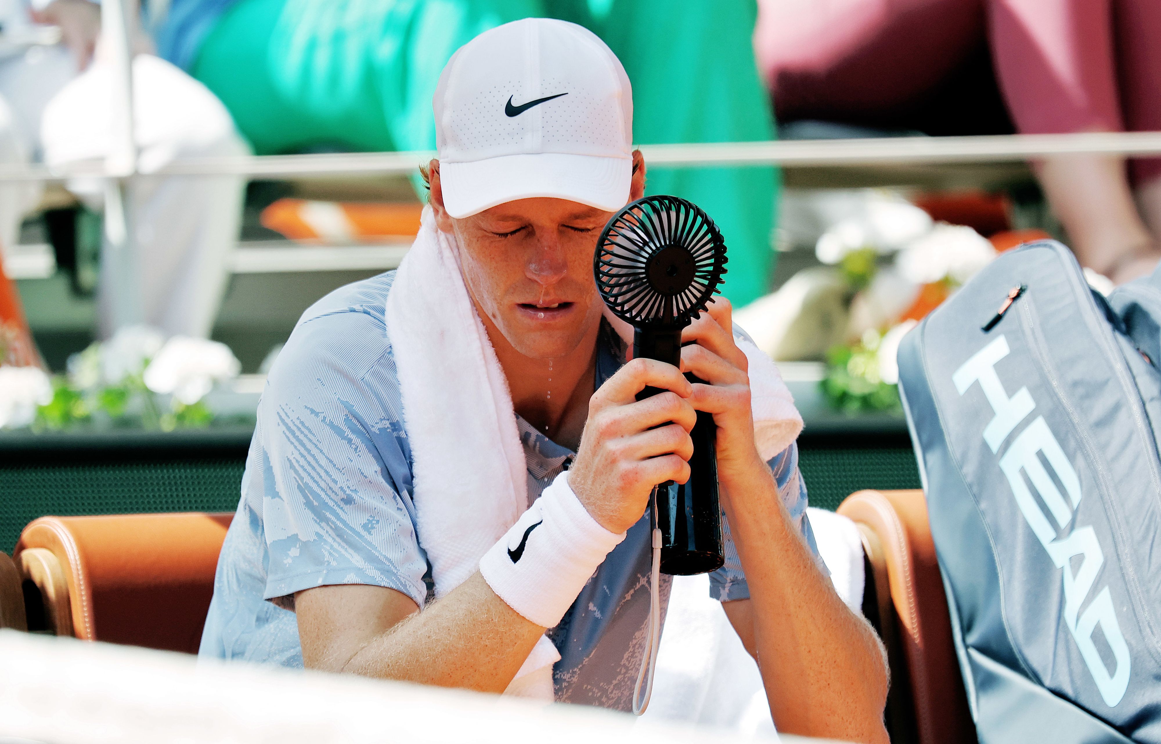 Jannik Sinner mit einem Mini-Ventilator