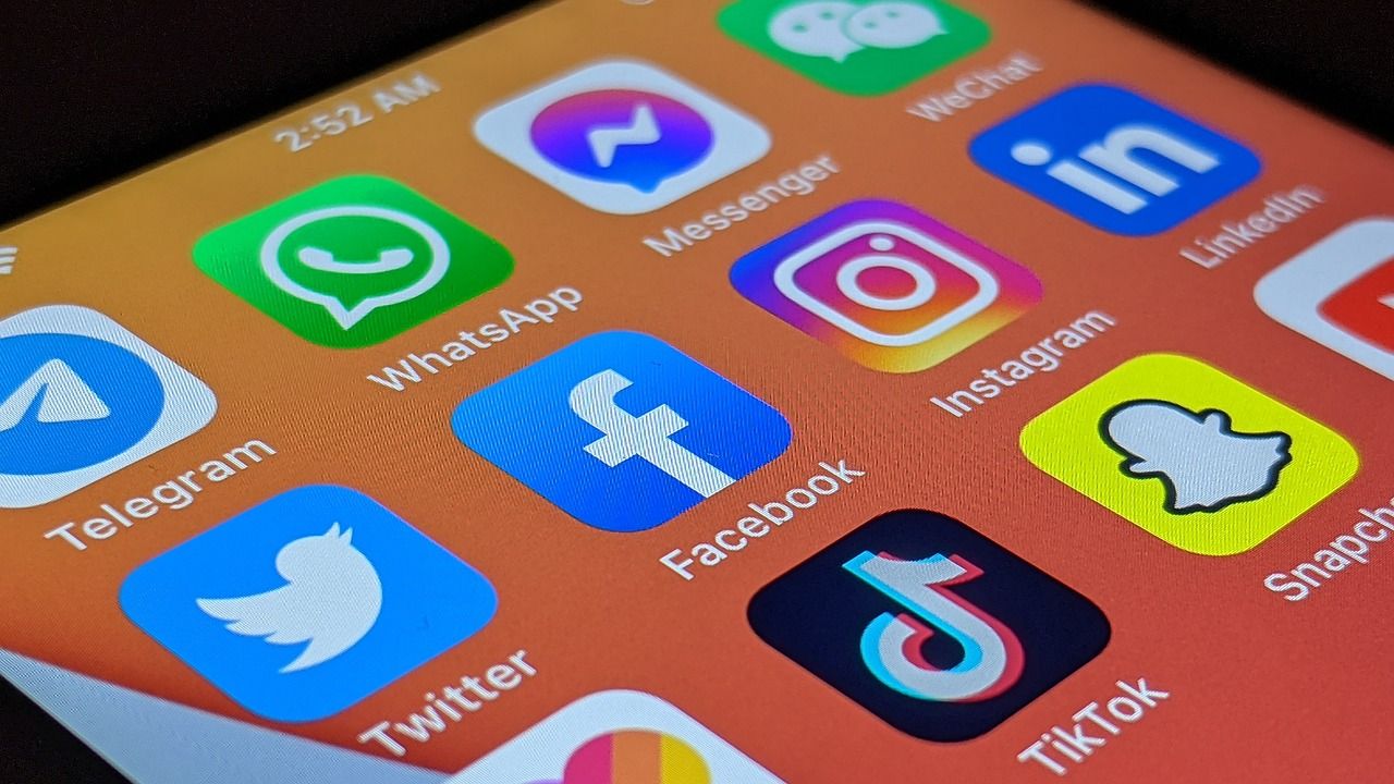 Wer Instagram Plus oder Facebook Plus abonniert, erhält Zugang zu verbesserten Analysen, Optionen sowie Statistiken.