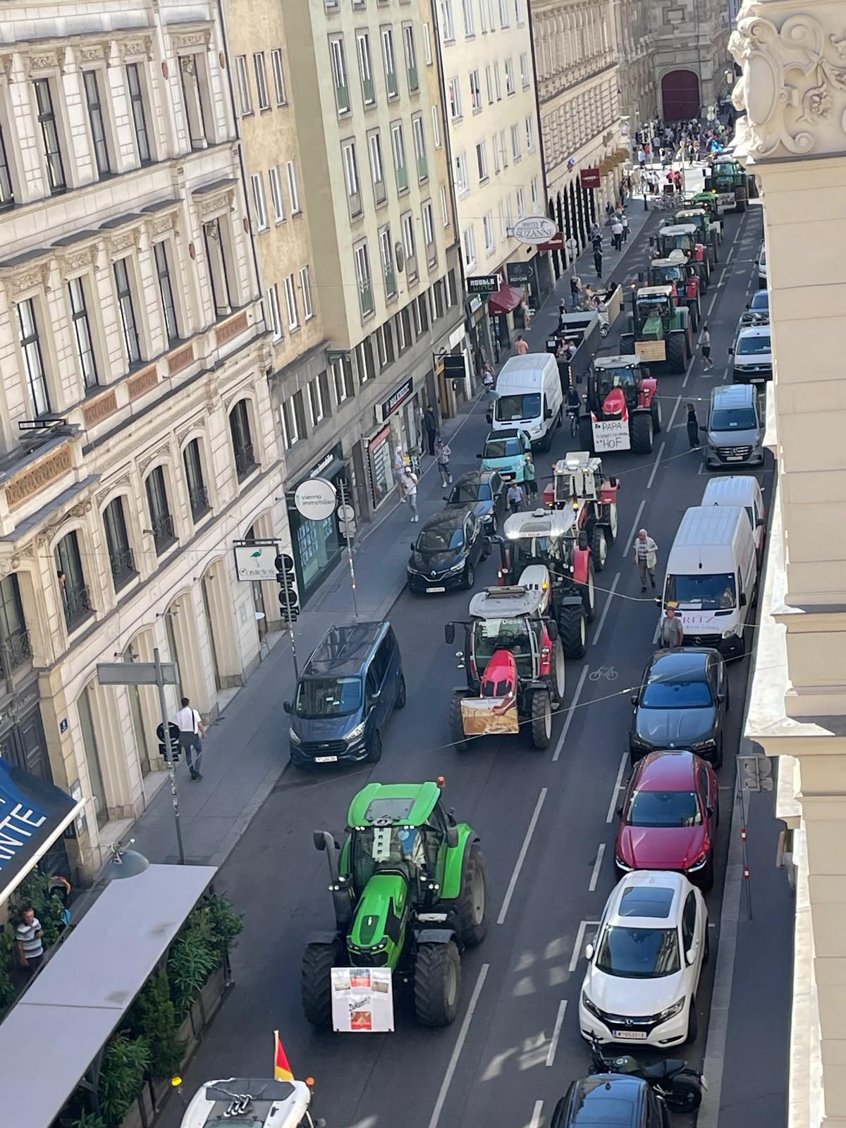 Heute.at - Dröhnender Lärm! Bauern-Protest legt Wiener City lahm