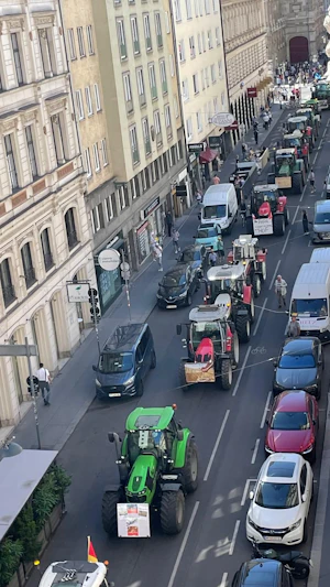 Bauern-Demo Wien: Bis zu 400 Landwirt:innen und 20 Traktoren legen die Innenstadt lahm. Protest für bessere Bedingungen und Herkunftskennzeichnung.