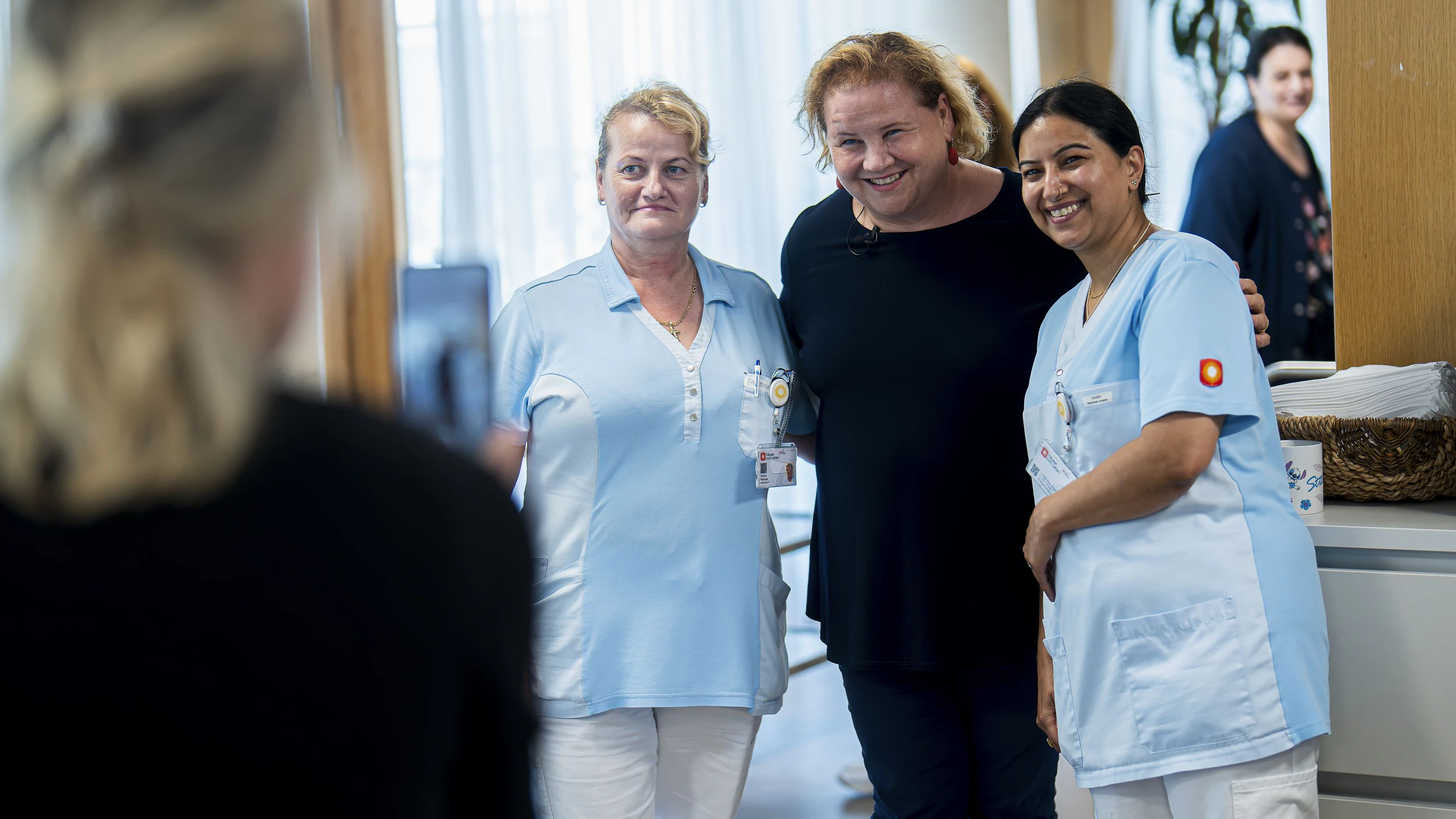 Sozial- und Gesundheitsministerin Korinna Schumann (SPÖ) beim Lokalaugenschein mit Pflegekräften.