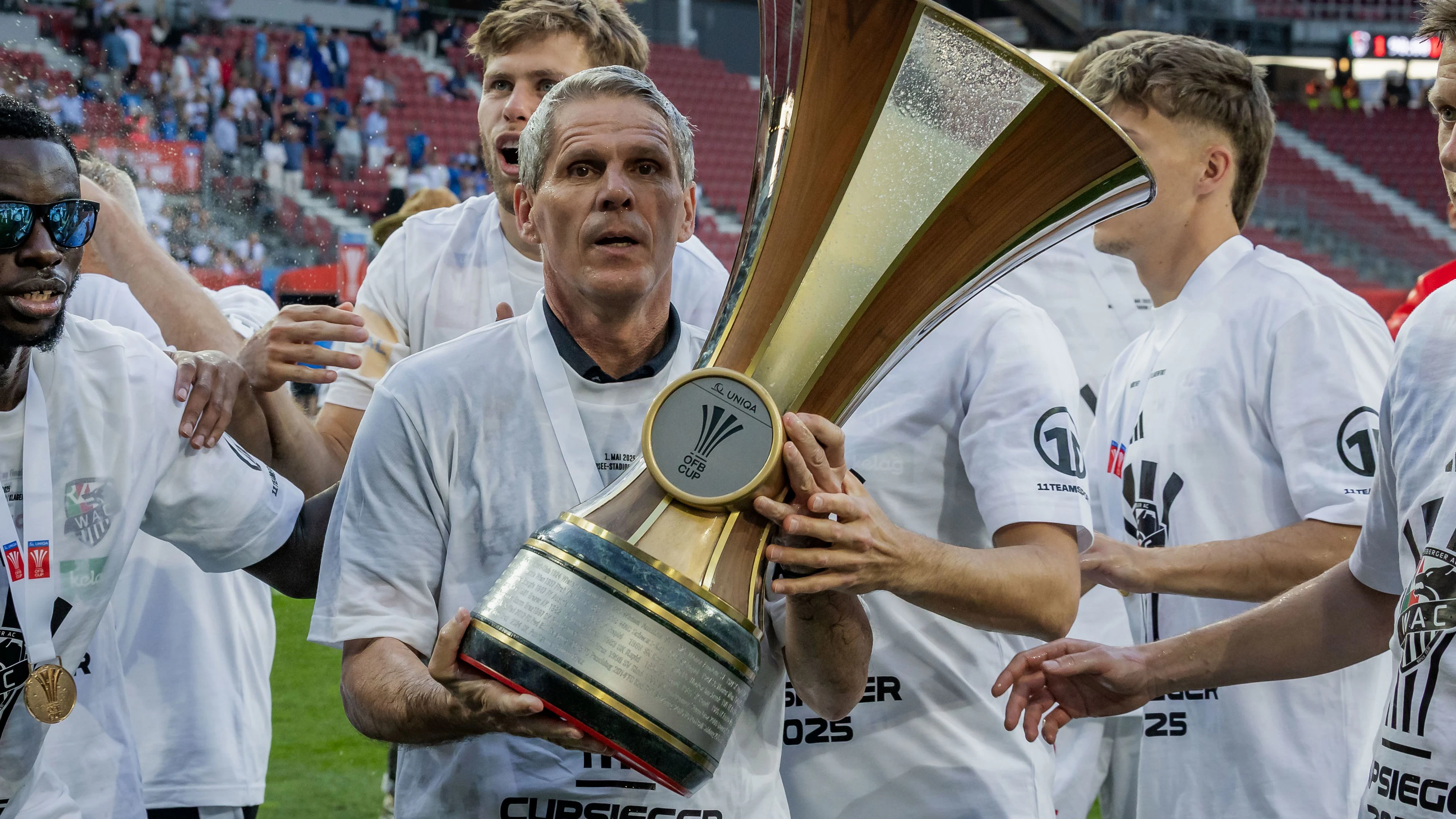 KLAGENFURT,AUSTRIA,01.MAY.25 - SOCCER - UNIQA OEFB Cup, final, Wolfsberger AC vs TSV Hartberg. Image shows head coach Dietmar Kuehbauer (WAC). Keywords: trophy.    Photo: GEPA pictures/ Matthias Trinkl