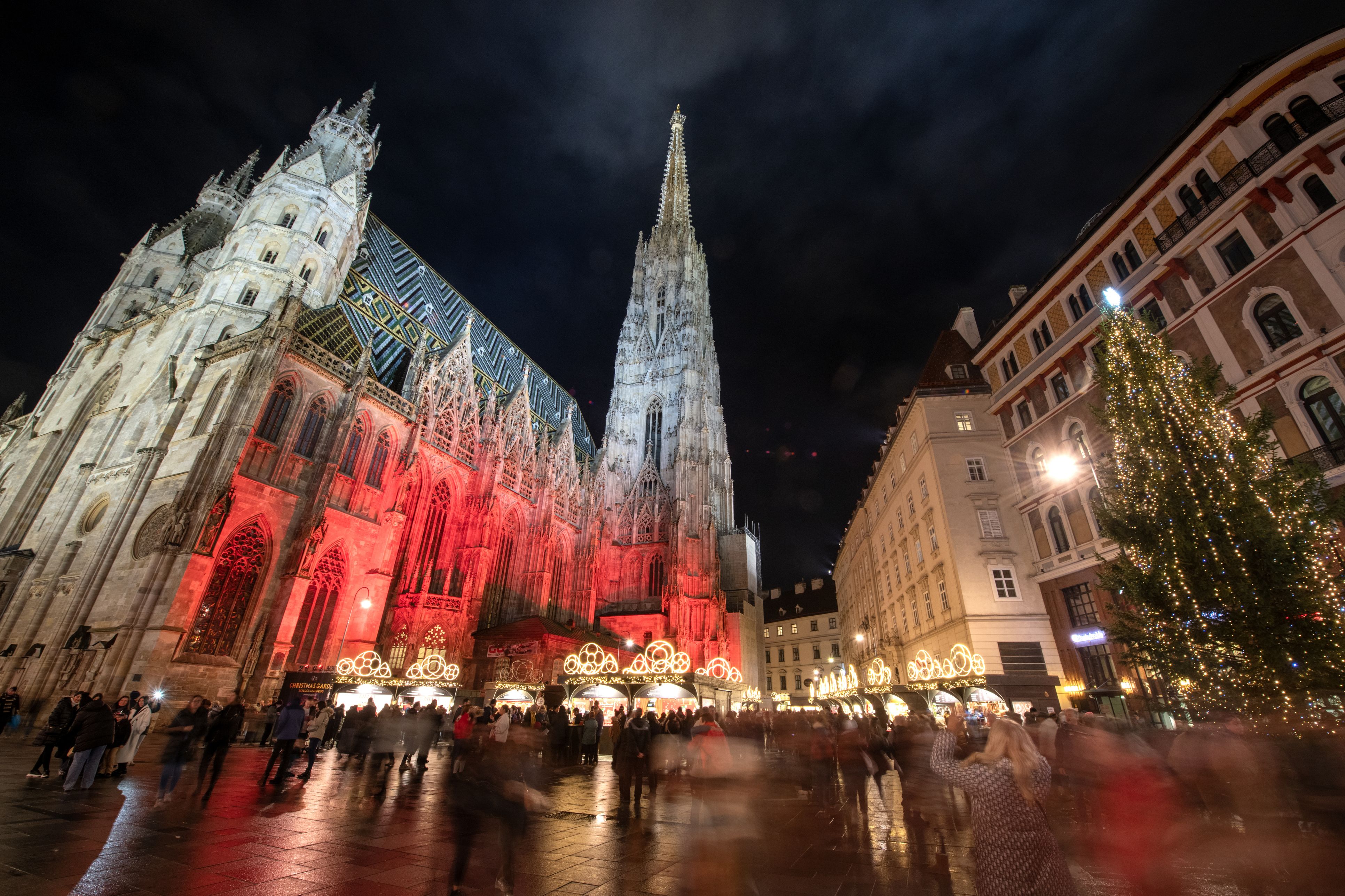 An heißen Tagen schätzten viele, dass es in den Kirchen kühler ist. Im Winter wird wiederum geheizt, so wie hier im Stephanddom, der eine Heizung aus Melk bekam.