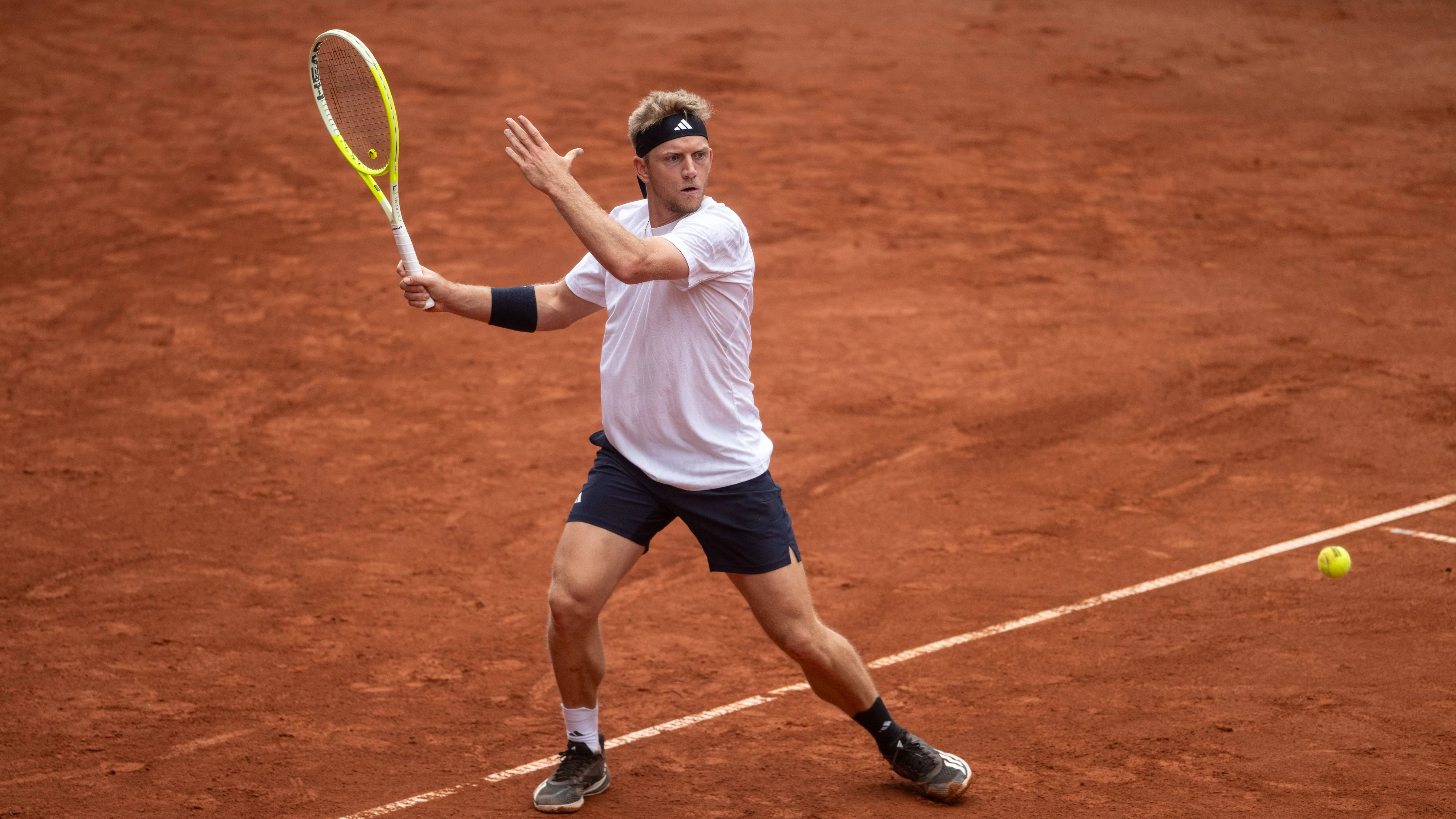 Bitpanda Hamburg Open 2026 Alejandro Davidovich Fokina of Spain plays a forehand shot to opponent Corentin Moutet of France during their Men s Singles Round One match at the Bitpanda Hamburg Open in Hamburg, Germany, on May 18, 2026. Hamburg Germany PUBLICATIONxNOTxINxFRA Copyright: xAndyxAstfalckx originalFilename:astfalck-bitpanda260518_npcl9.jpg