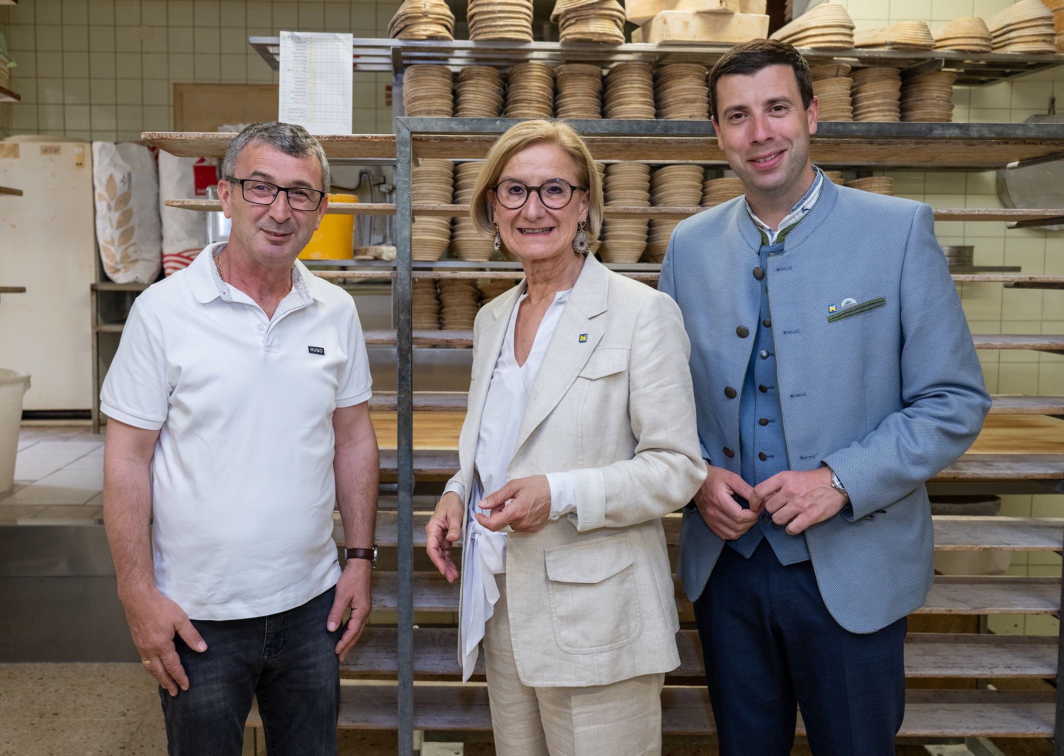 Landeshauptfrau Johanna Mikl-Leitner mit Bäcker Nikoll Demaj (l.) und Bürgermeister Florian Hinteregger