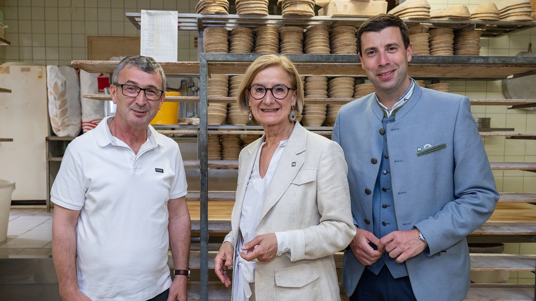 Landeshauptfrau Johanna Mikl-Leitner mit Bäcker Nikoll Demaj (l.) und Bürgermeister Florian Hinteregger