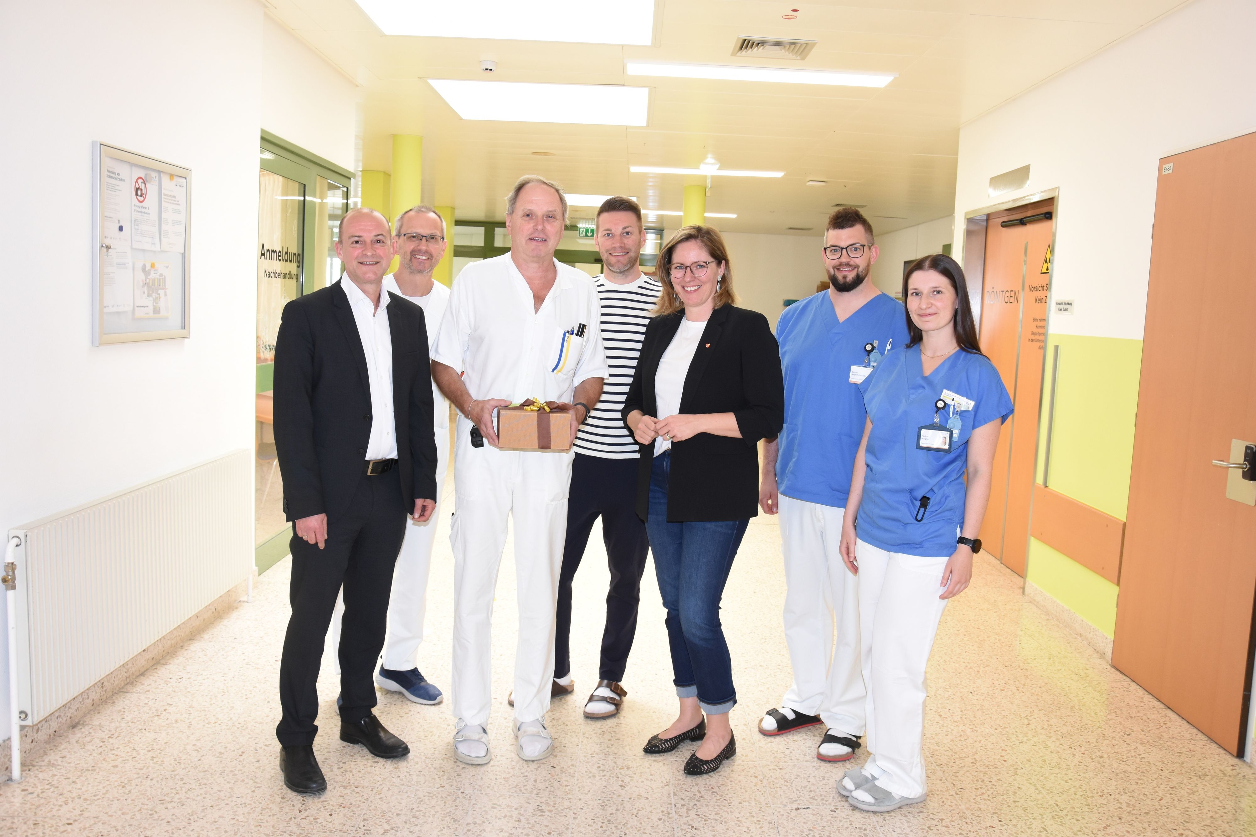 Brskovsky wird 70 Jahre alt (v.l.n.r.): Thomas Schmallegger (Assistent der Geschäftsführung Gesundheit Waldviertel GmbH), Diplomierter Gesundheits- und Krankenpfleger (DGKP) Stefan Fehringer (Stellvertreter der Pflegedirektorin), der Jubilar Vladimir Brskovsky, Florian Schwarzinger (Stellvertretender Betriebsrat-Vorsitzender), Gabriele Kernstock (Stellvertreterin des Kaufmännischen Direktors), Daniel Mayerhofer (Stellvertreter Leitung Radiologie-Technologen), Karina Wagner (RadiologieTechnologin Unfallröntgen).