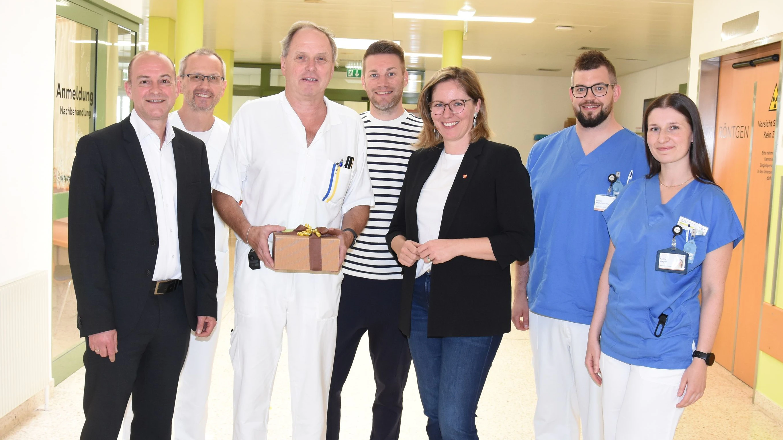 Brskovsky wird 70 Jahre alt (v.l.n.r.): Thomas Schmallegger, MSc, MSc, LL.M (Assistent der Geschäftsführung Gesundheit Waldviertel GmbH), DGKP Stefan Fehringer, MBA (Stellvertreter der Pflegedirektorin), der Jubilar Vladimir Brskovsky, Florian Schwarzinger (Stellvertretender BR-Vorsitzender), Mag. Gabriele Kernstock (Stellvertreterin des Kaufmännischen Direktors), Daniel Mayerhofer, BSc (Stellvertreter Leitung Radiologie-Technologen), Karina Wagner, BSc (RadiologieTechnologin Unfallröntgen).