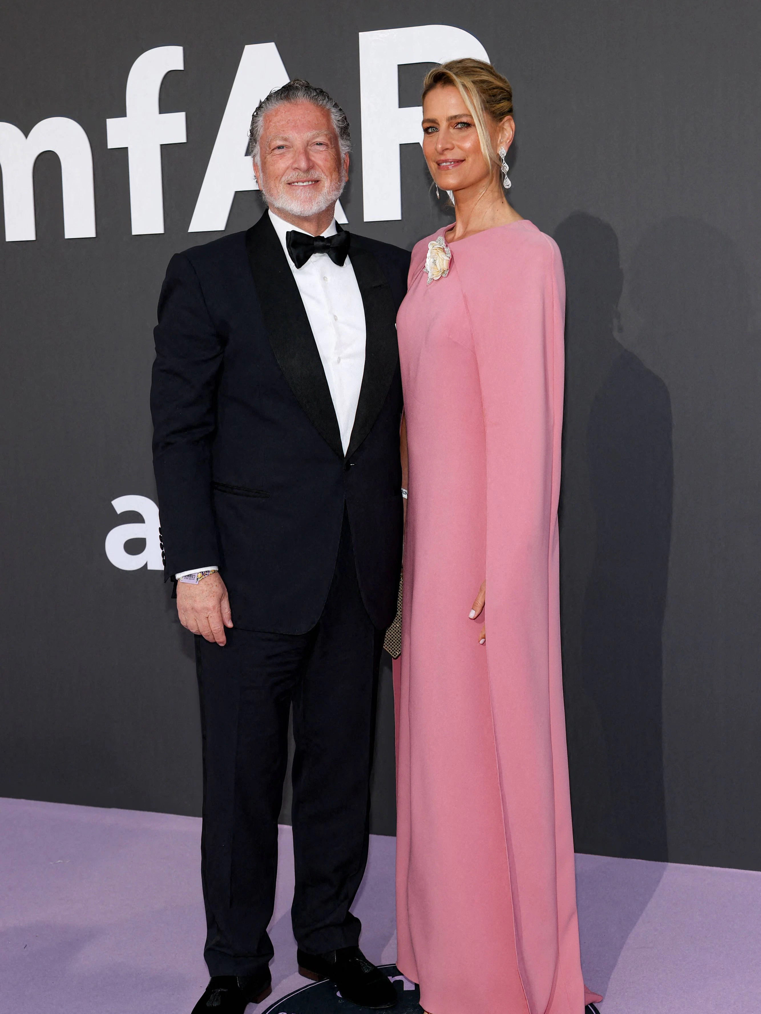 Tatiana Blatnik und Elias Sacal posieren strahlend Arm in Arm.