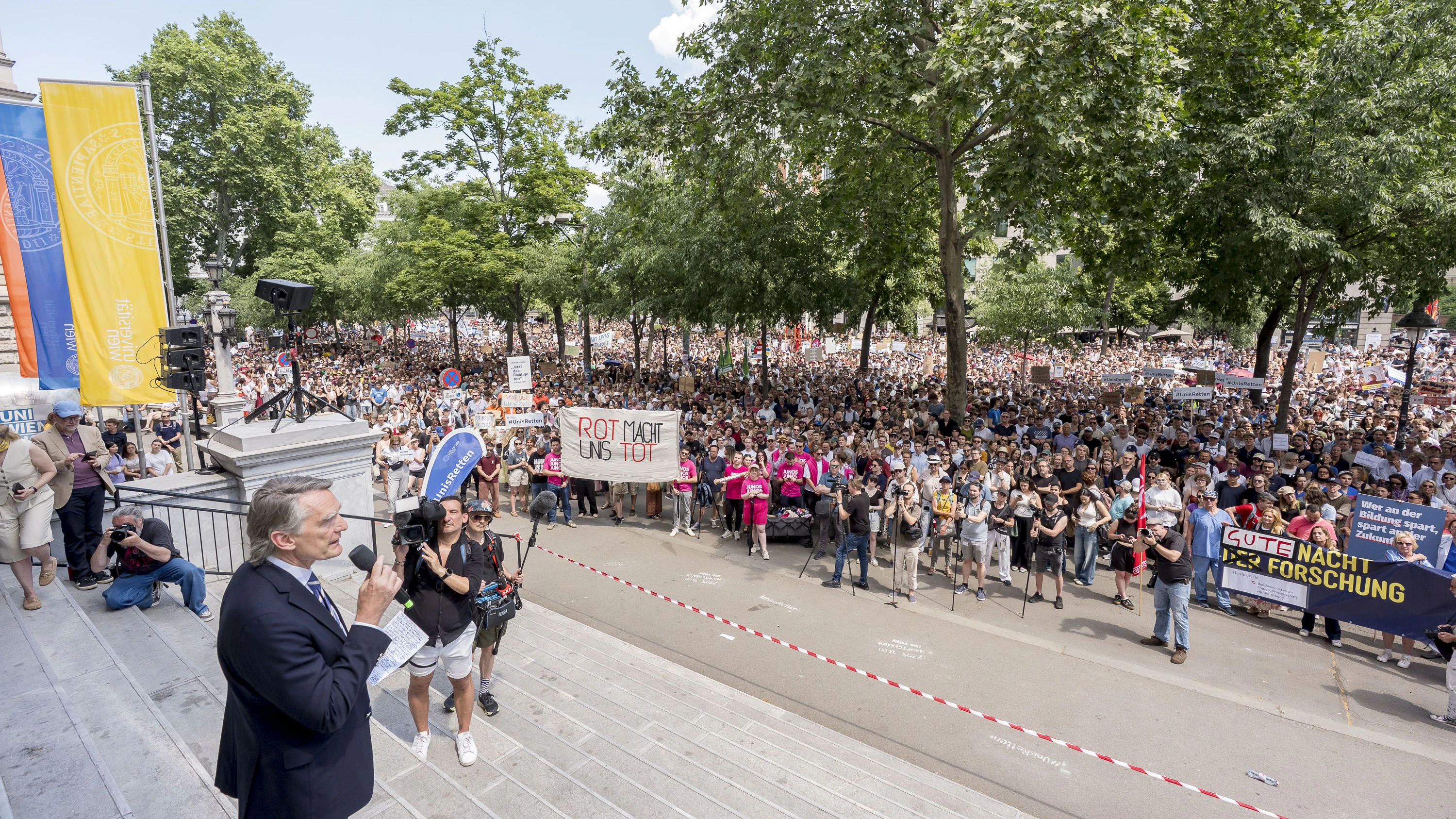  Demonstration gegen die geplanten Kürzungen beim Universitätsbudget.