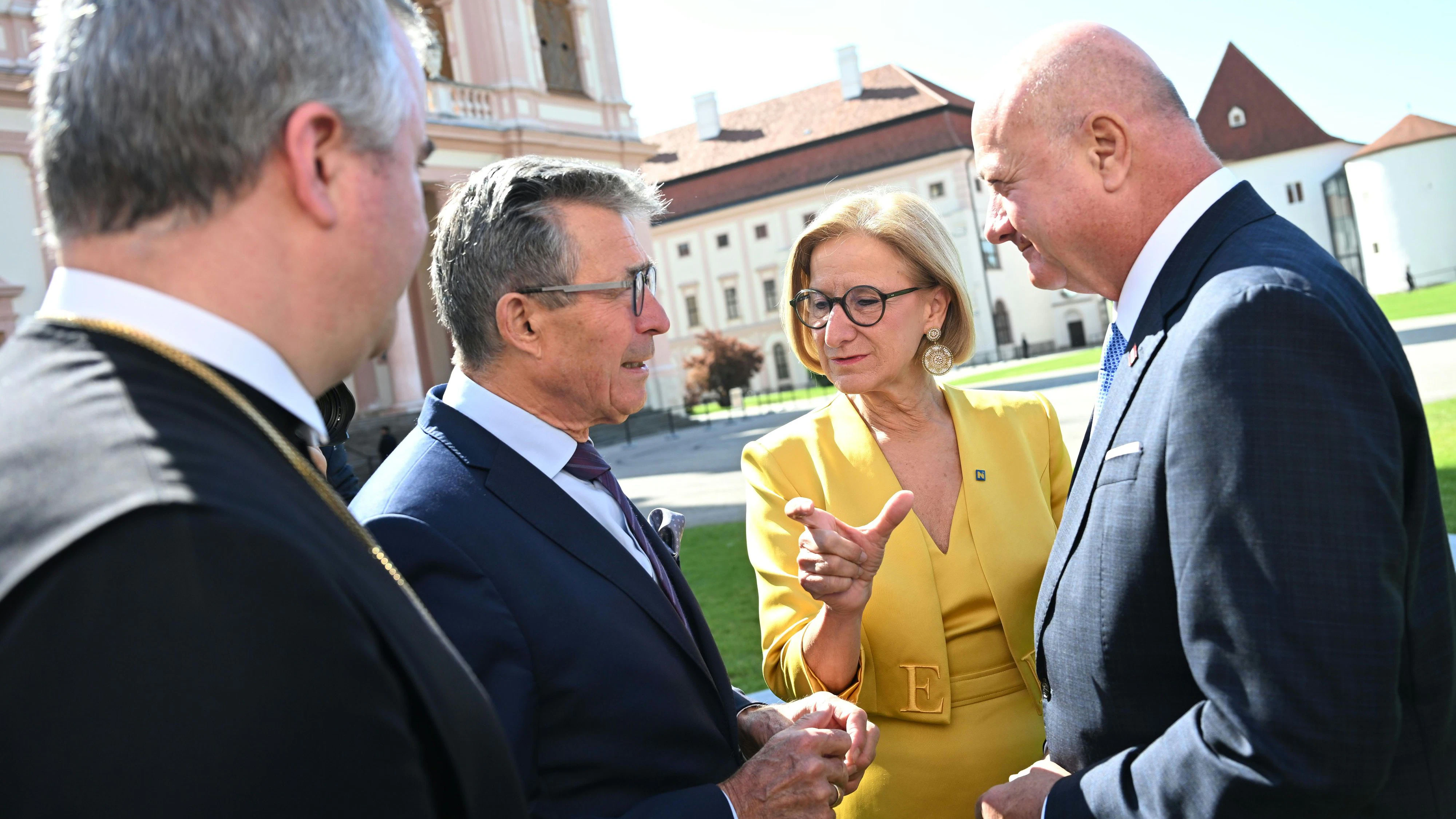 ... Herr Anders Fogh Rasmussen, können Sie bitte eine Eidechsenlänge mehr Abstand halten? ...