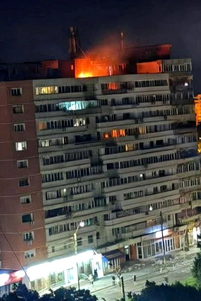 Momente nach dem Drohnen-Einschlag: Das Dachgeschoß des zehnstöckigen Wohnblocks im rumänischen Galati steht lichterloh in Flammen