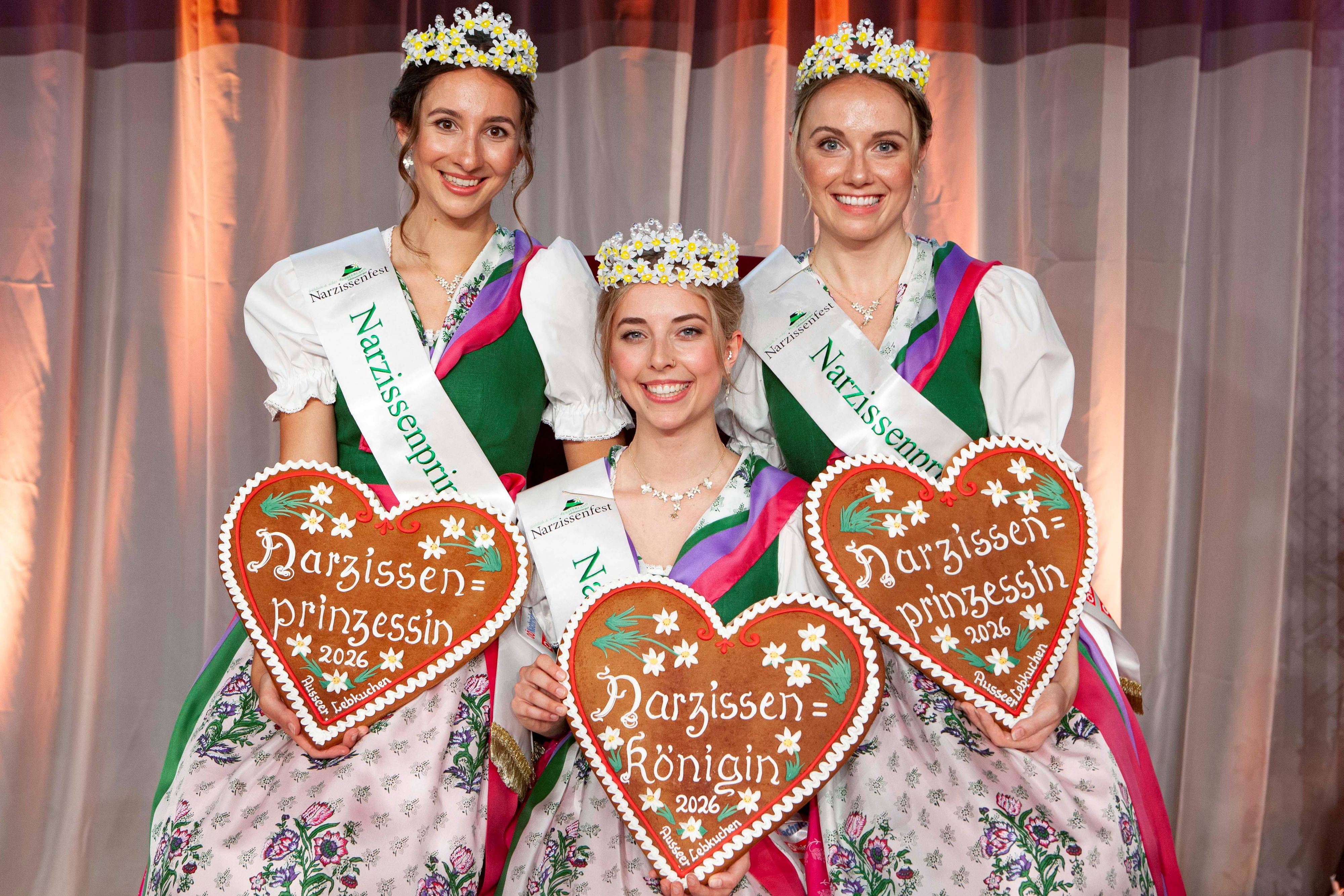 Die glücklöiche neue Narzissenkönigin Lisa Kummer (m.) mit ihren Narzissenprinzessinnen Annalena Pliem (r. ) und Verena Pfandlsteiner (l.).