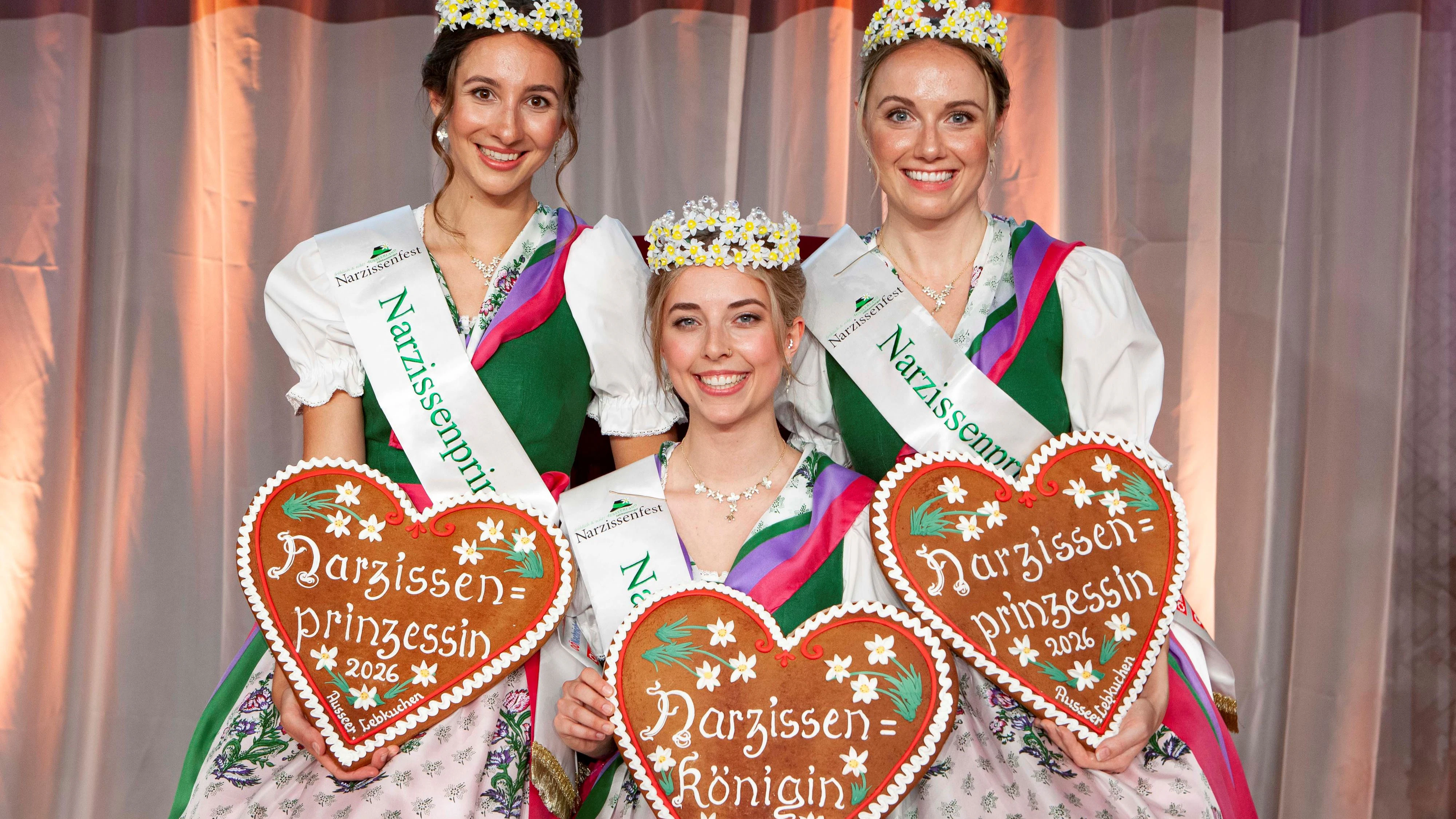 Die glücklöiche neue Narzissenkönigin Lisa Kummer (m.) mit ihren Narzissenprinzessinnen Annalena Pliem (r. ) und Verena Pfandlsteiner (l.).