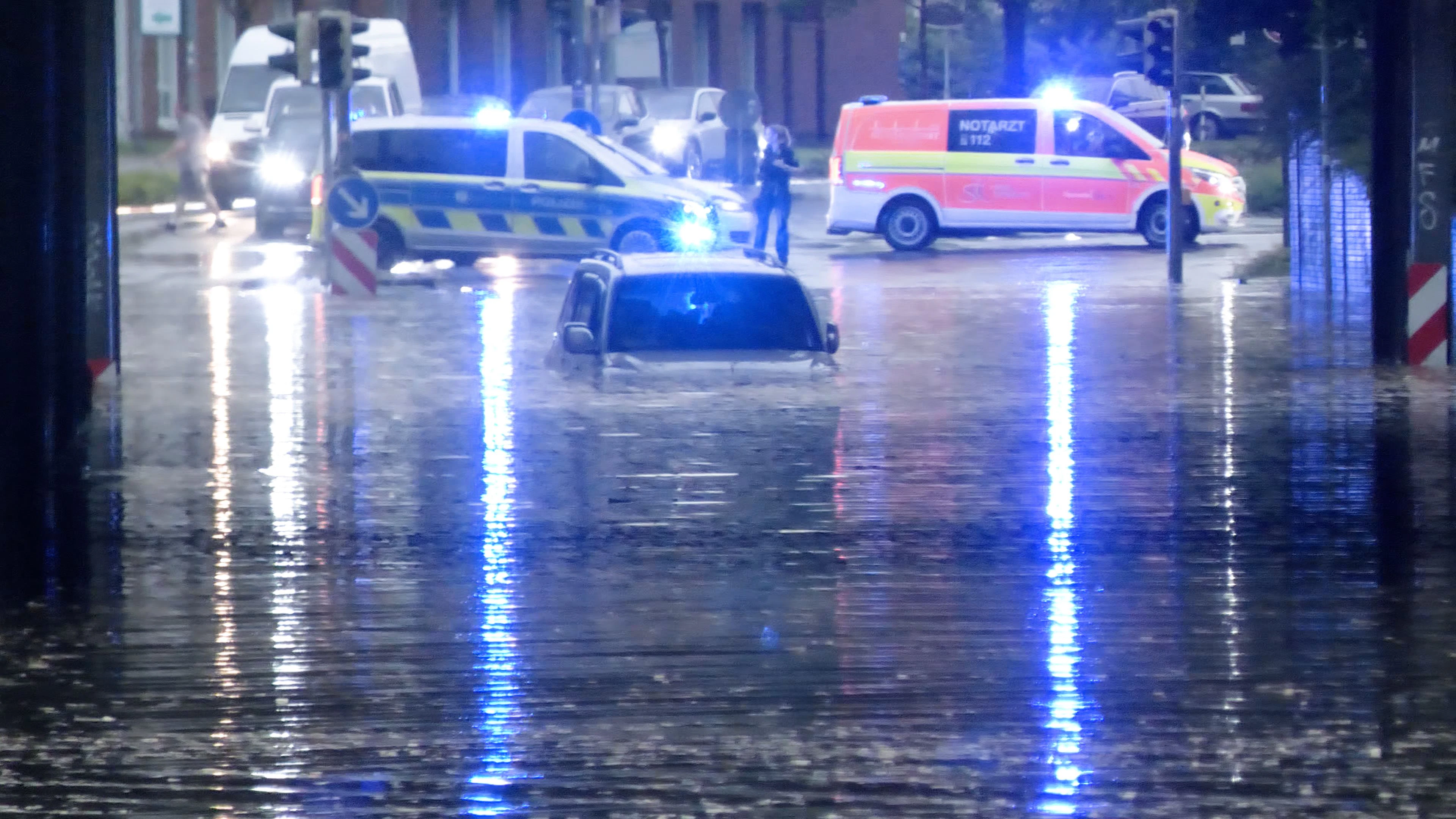 Ausnahmezustand in Rheine am 29. Mai 2026: Hagelmassen, Sturmschäden und meterhohe Überschwemmungen, Autos stecken in Unterführungen fest, Kinder hüfthoch im Wasser, Orkanböen werfen zahlreiche Bäume um, Autos müssen im Wasser abgeschleppt werden, Feuerwehr kommt Einsätzen nicht hinterher, Bäume blockieren zahlreiche Straßen.