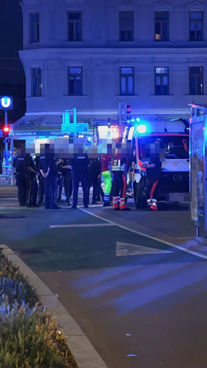 Raserei in Wien-Favoriten: Schüsse aus Auto auf Straßenbahn-Haltestelle, Mann im Gesicht verletzt. Polizei ermittelt zum Vorfall.