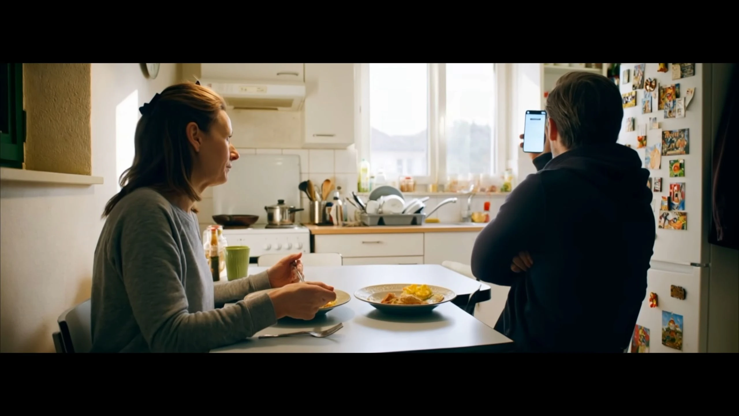 Ups! Das Model (rechts) in Mike Leon Groschs Musikvideo hat drei Arme.
