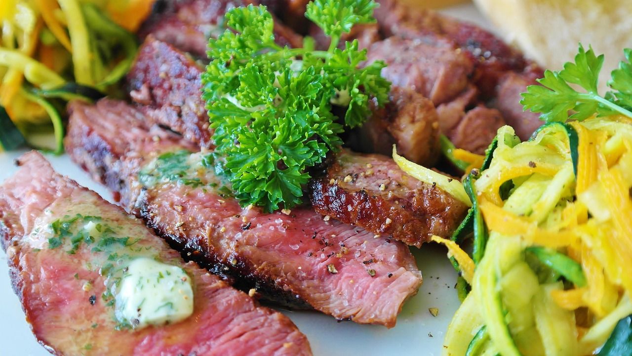Gegrilltes Fleisch mit Würzung