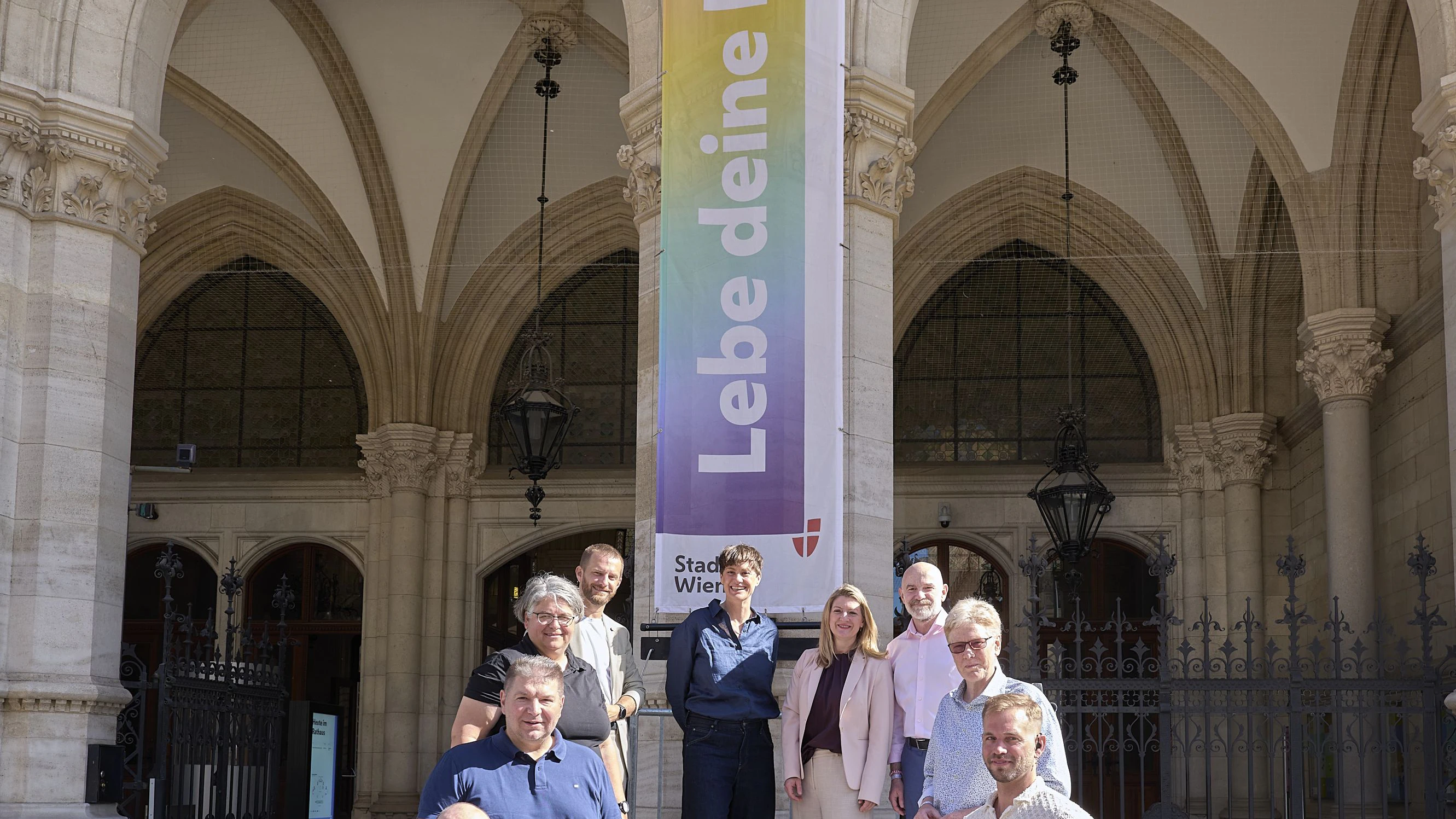 Vizebürgermeisterin Bettina Emmerling beim Hissen der Regenbogenfahne in der Lichtenfelsgasse.