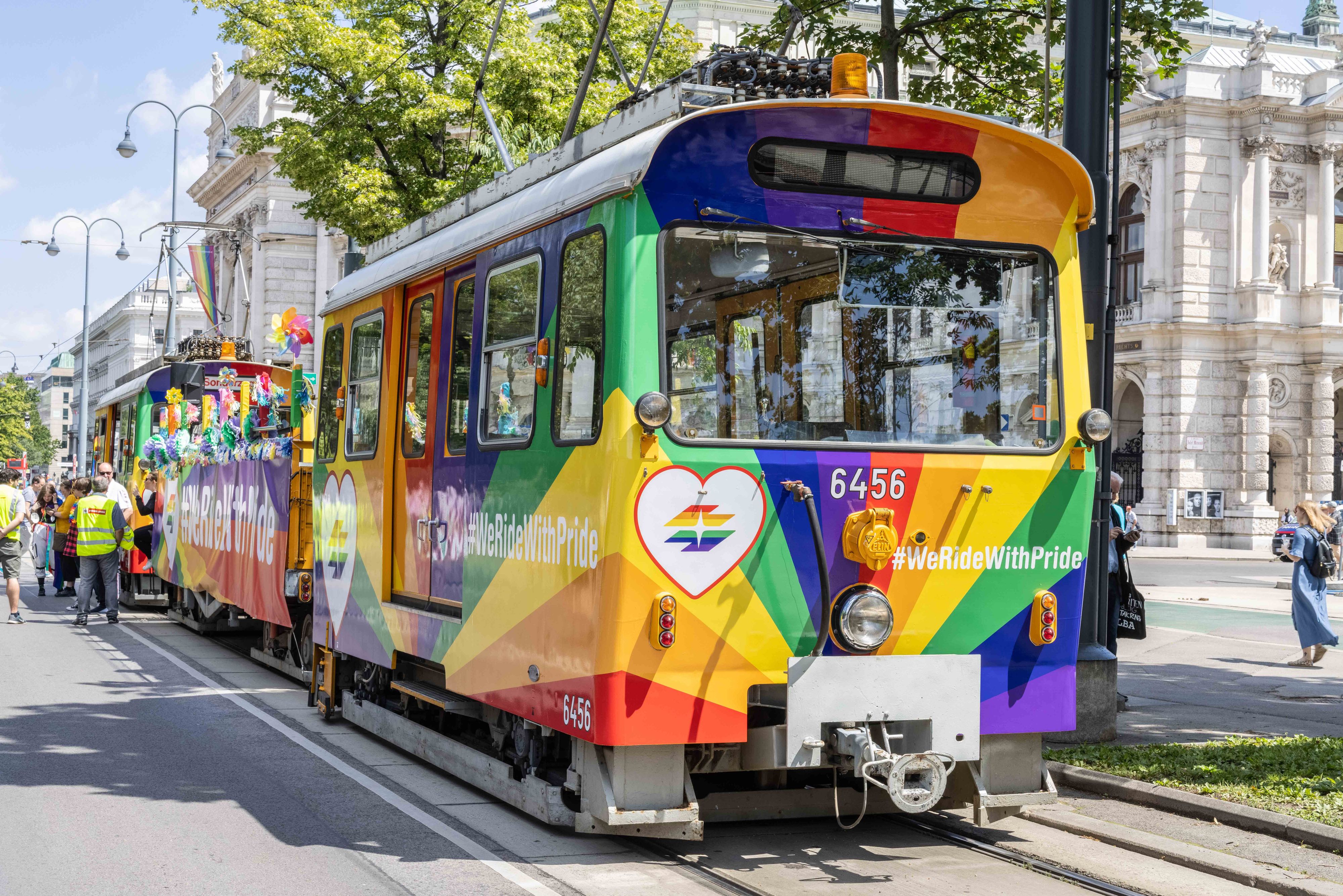 Seit 14 Jahren führen die Wiener Linien die Pride Parade mit ihren Regenbogen-Wägen an. 