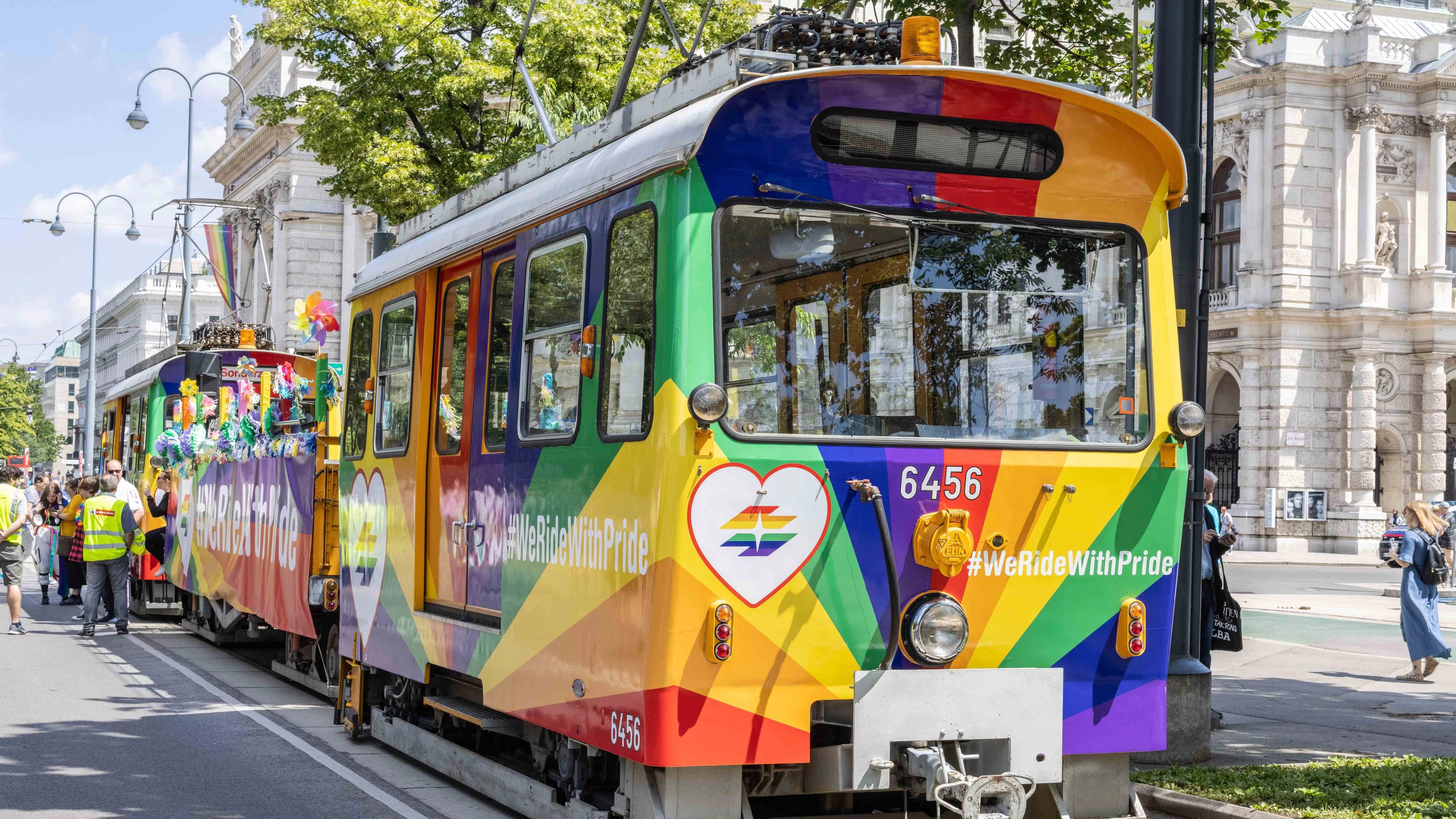 Seit 14 Jahren führen die Wiener Linien die Pride Parade mit ihren Regenbogen-Wägen an. 