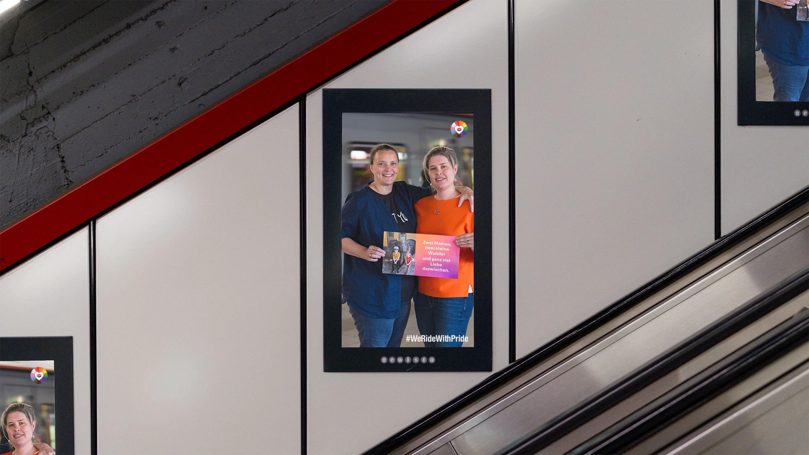 Wiener-Linien-Mitarbeiterinnen Claudia und Ines mit ihrer Botschaft für Gleichstellung. 