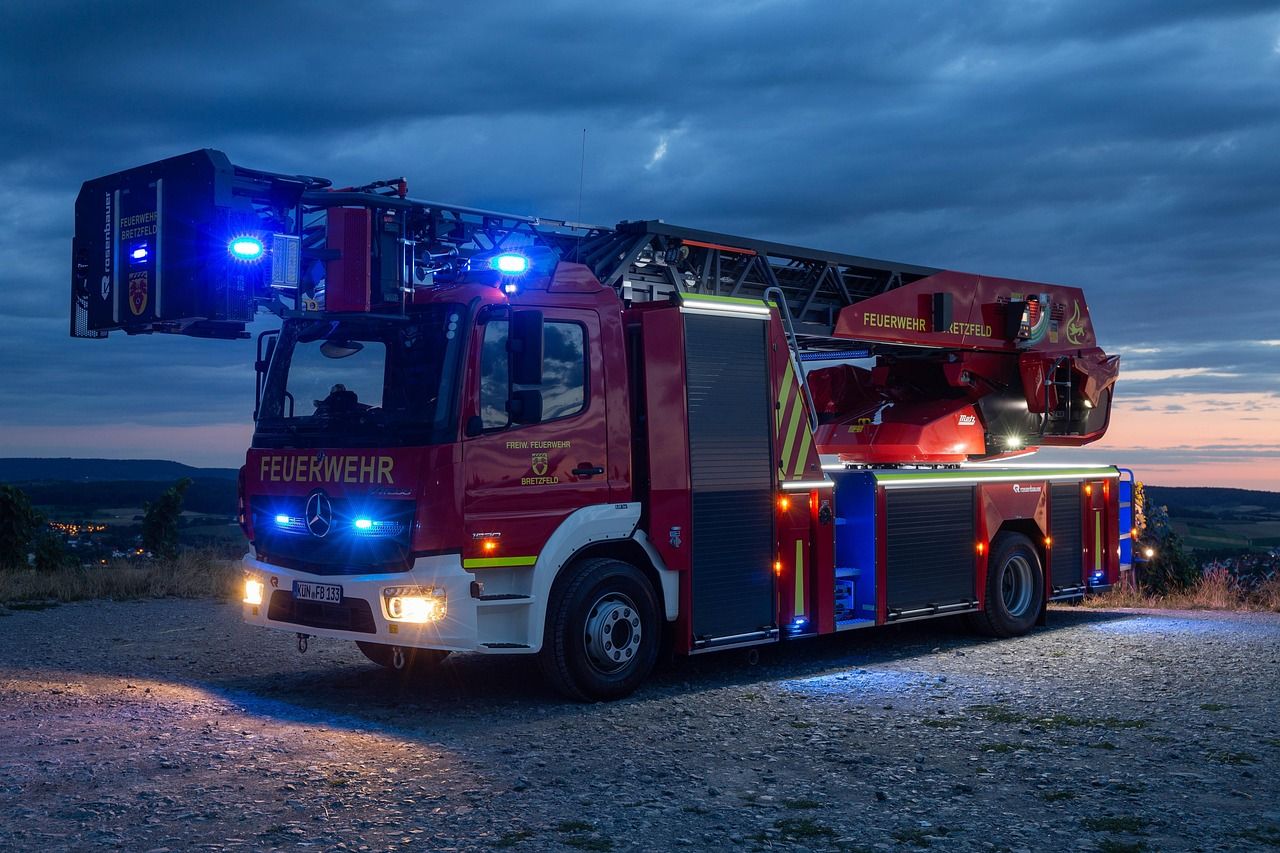 Feuerwehrauto im Einsatz mit Blaulicht.