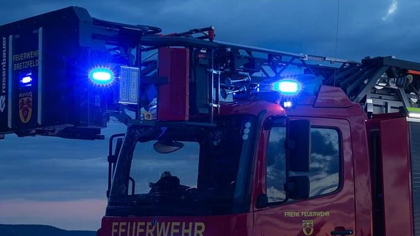 Feuerwehrauto im Einsatz mit Blaulicht