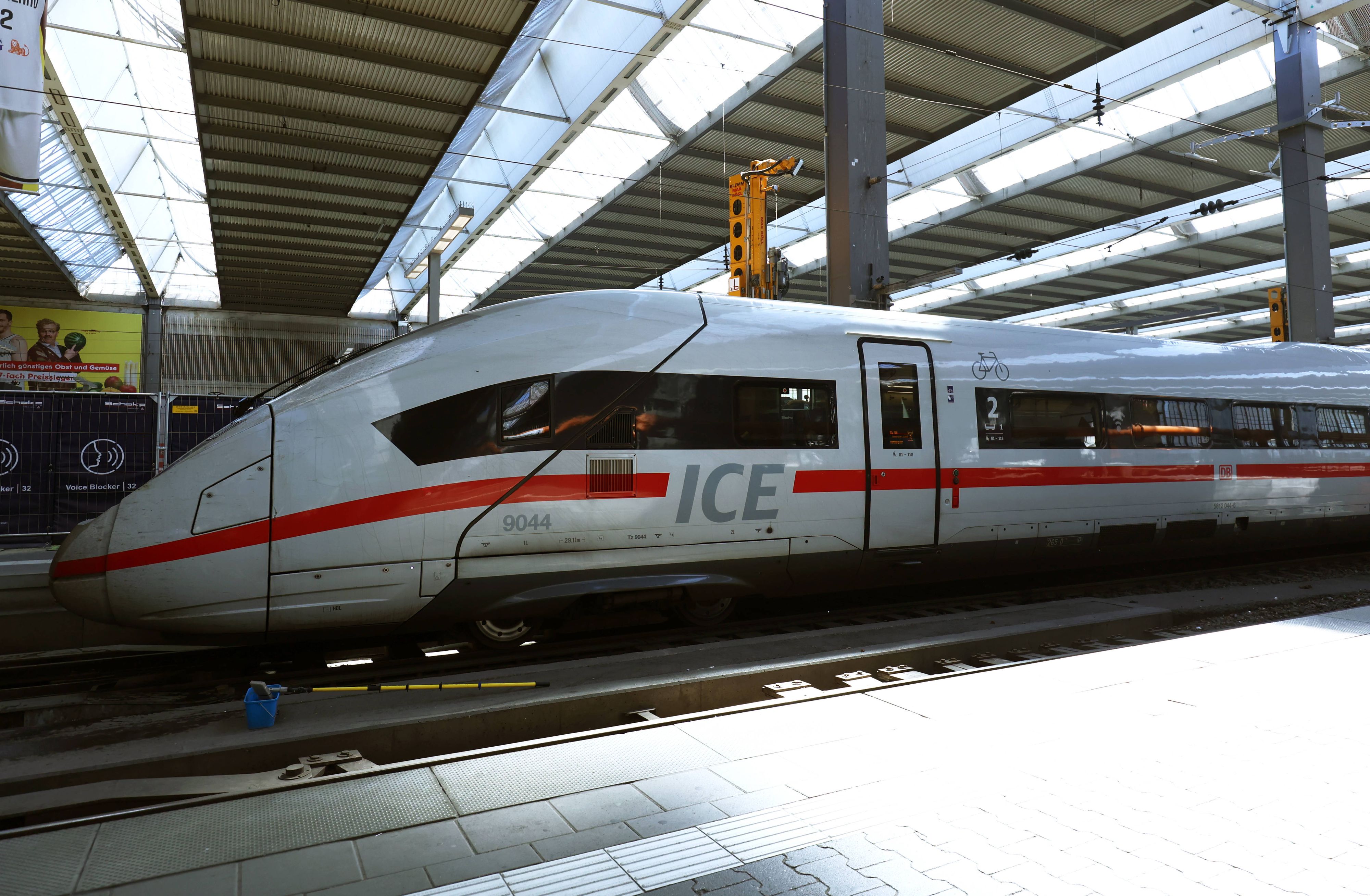 Ein Frühsommertag in der Landeshauptstadt München. Hier der Blick am Hauptbahnhof auf einen Triebwagen eines ICE, Intercity Express stehend am Bahnsteig.