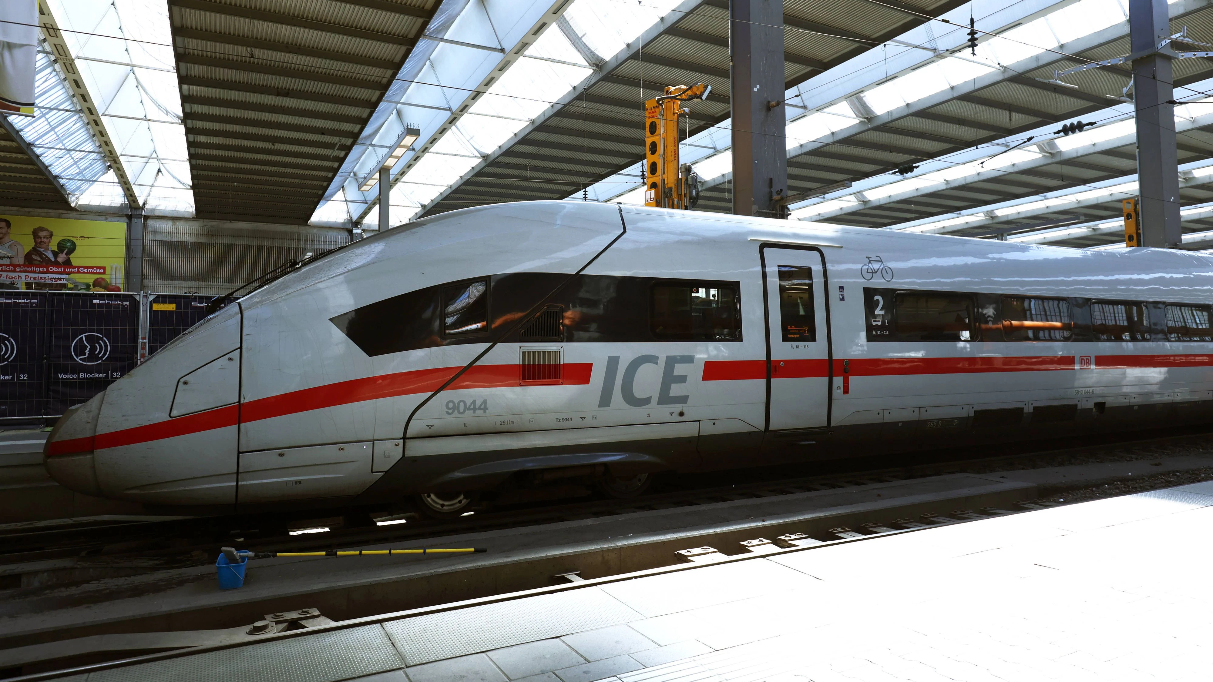 Ein Frühsommertag in der Landeshauptstadt München. Hier der Blick am Hauptbahnhof auf einen Triebwagen eines ICE, Intercity Express stehend am Bahnsteig.