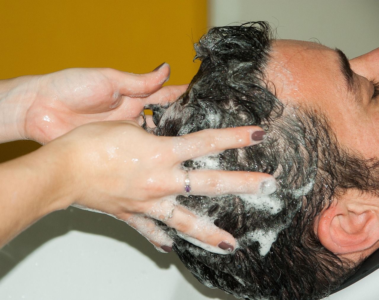 Richtige Kopfhautwäsche beim Friseur