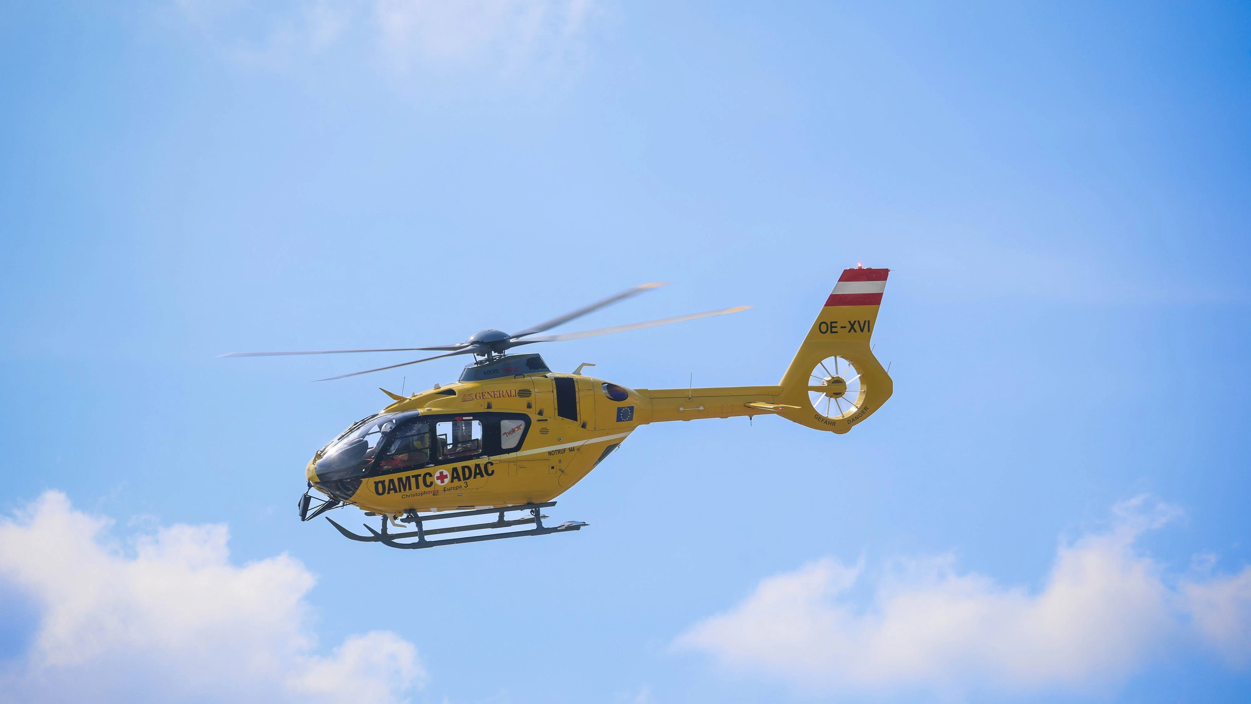 08.05.2026, Burgkirchen, AUT, Unterwegs in Oberösterreich, Symbolbild, Themenbild, Verschiedene Themenbilder, im Bild Rettungshubschrauber, Notarzthubschrauber, Luftrettung, Europa 3, *** 08 05 2026, Burgkirchen, AUT, On the road in Upper Austria, Symbol picture, Theme picture, Various theme pictures, in the picture Rescue helicopter, Emergency helicopter, Air rescue, Europe 3,