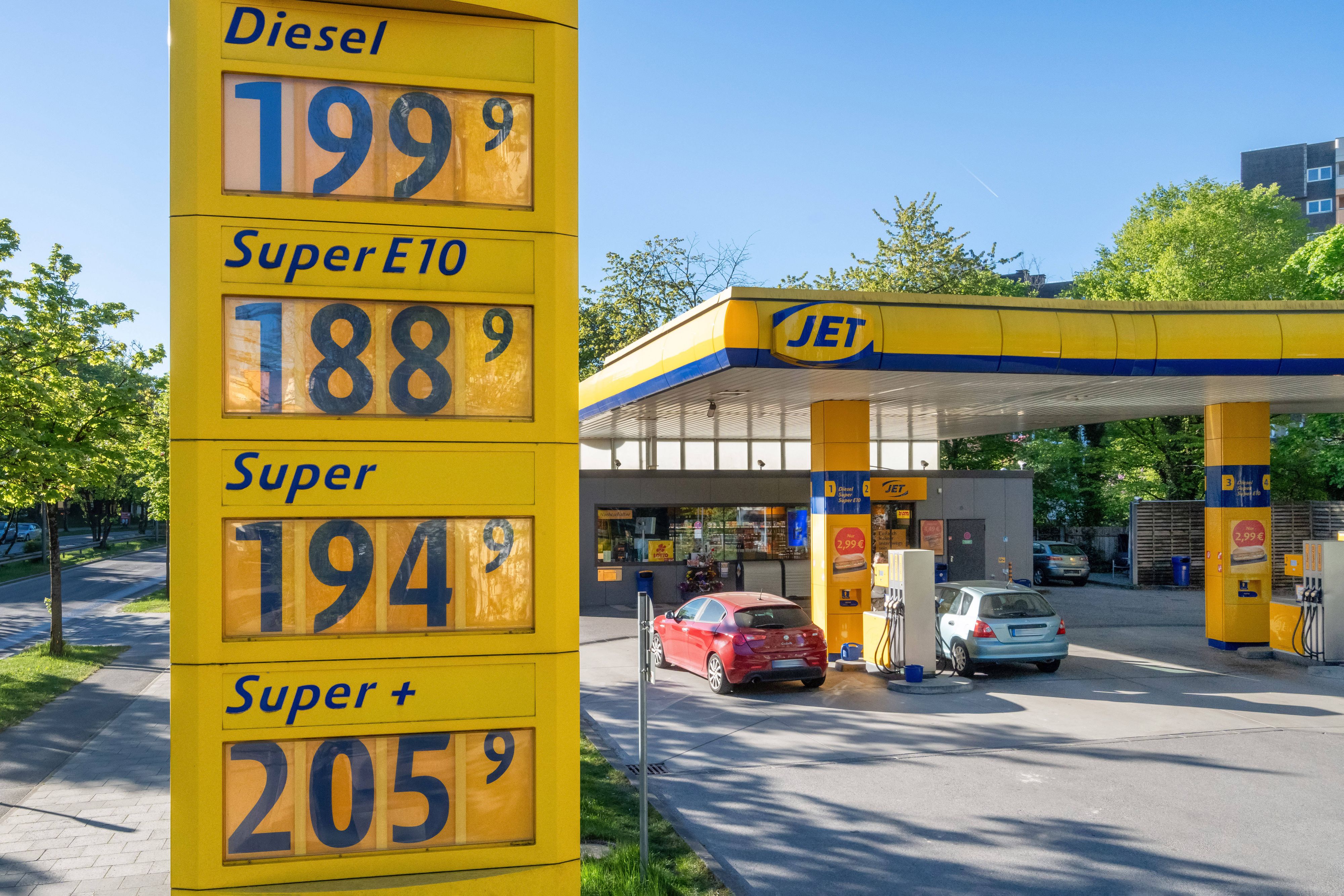Ein neuer Spritpreis-Service zeigt Autofahrern automatisch die günstigsten Tankstellen in ihrer Nähe.
