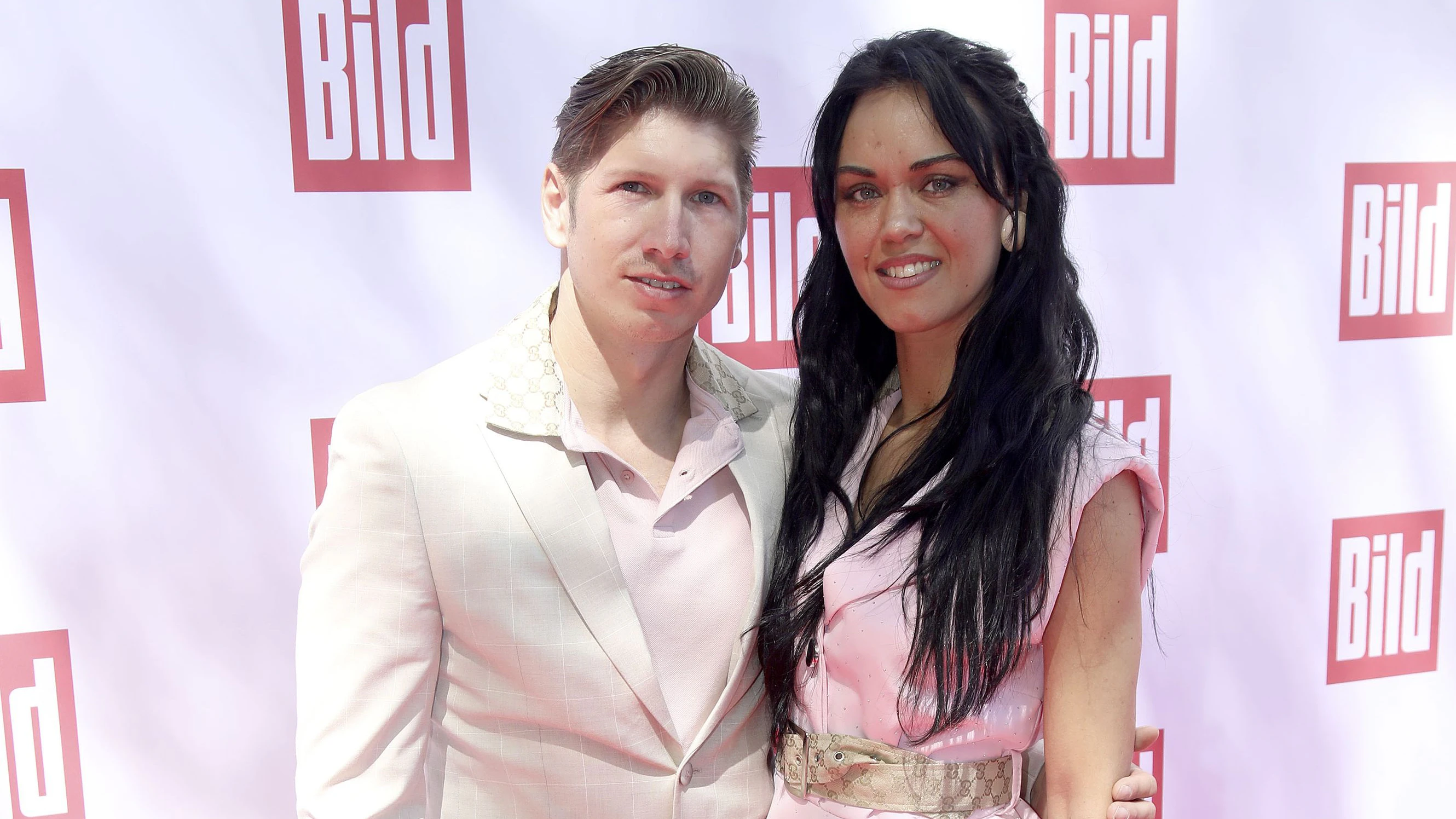 Kurz vor ihrem Einzug ins "Sommerhaus der Stars" müssen Schlagersängerin Vanessa Neigert und Giovanni Weisheit den Verlust ihres Hundes verkraften.