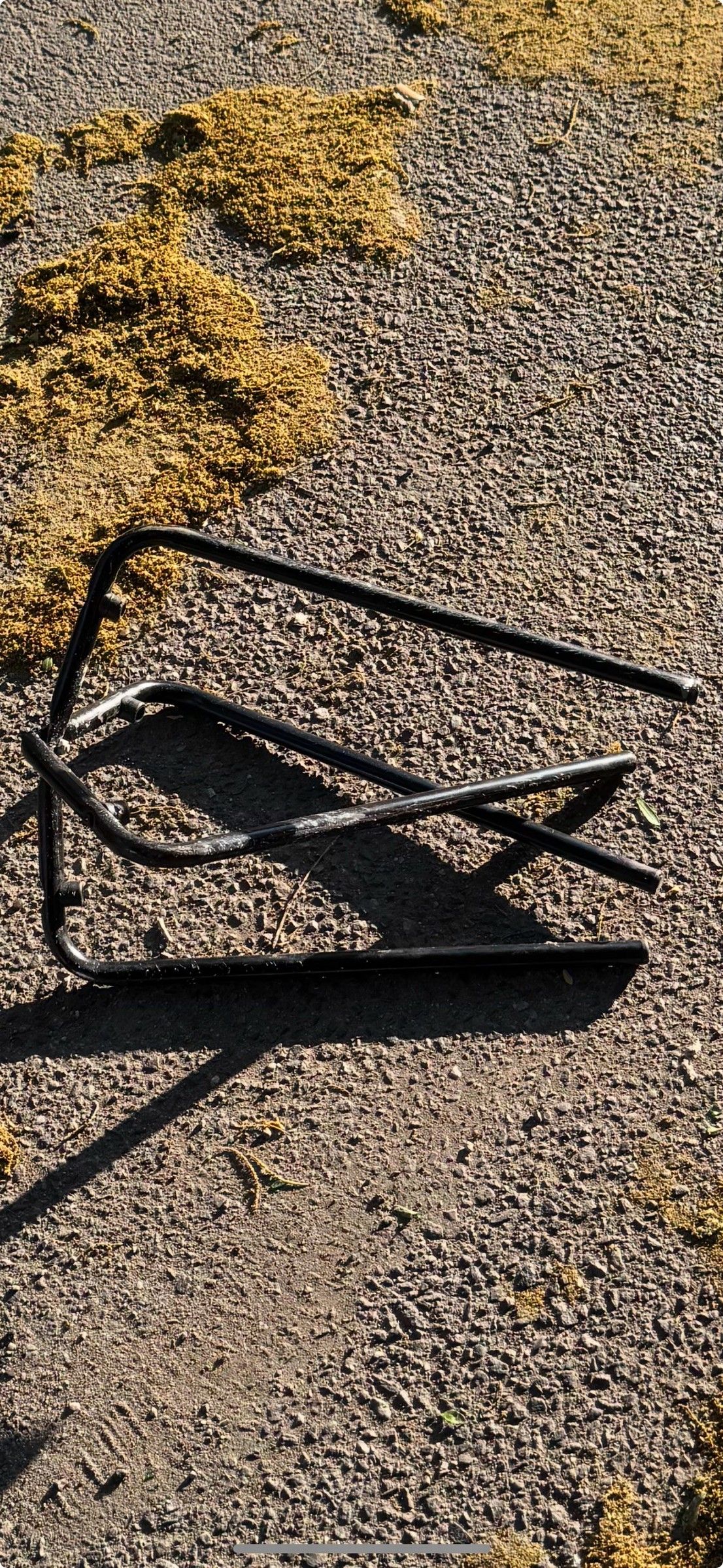 Der Mann schlug mit einem Eisengestänge auf die Fahrzeuge ein.
