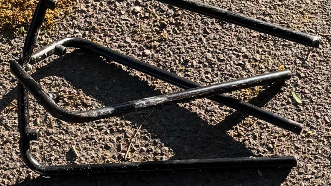 Der Mann schlug mit einem Eisengestänge auf die Fahrzeuge ein.