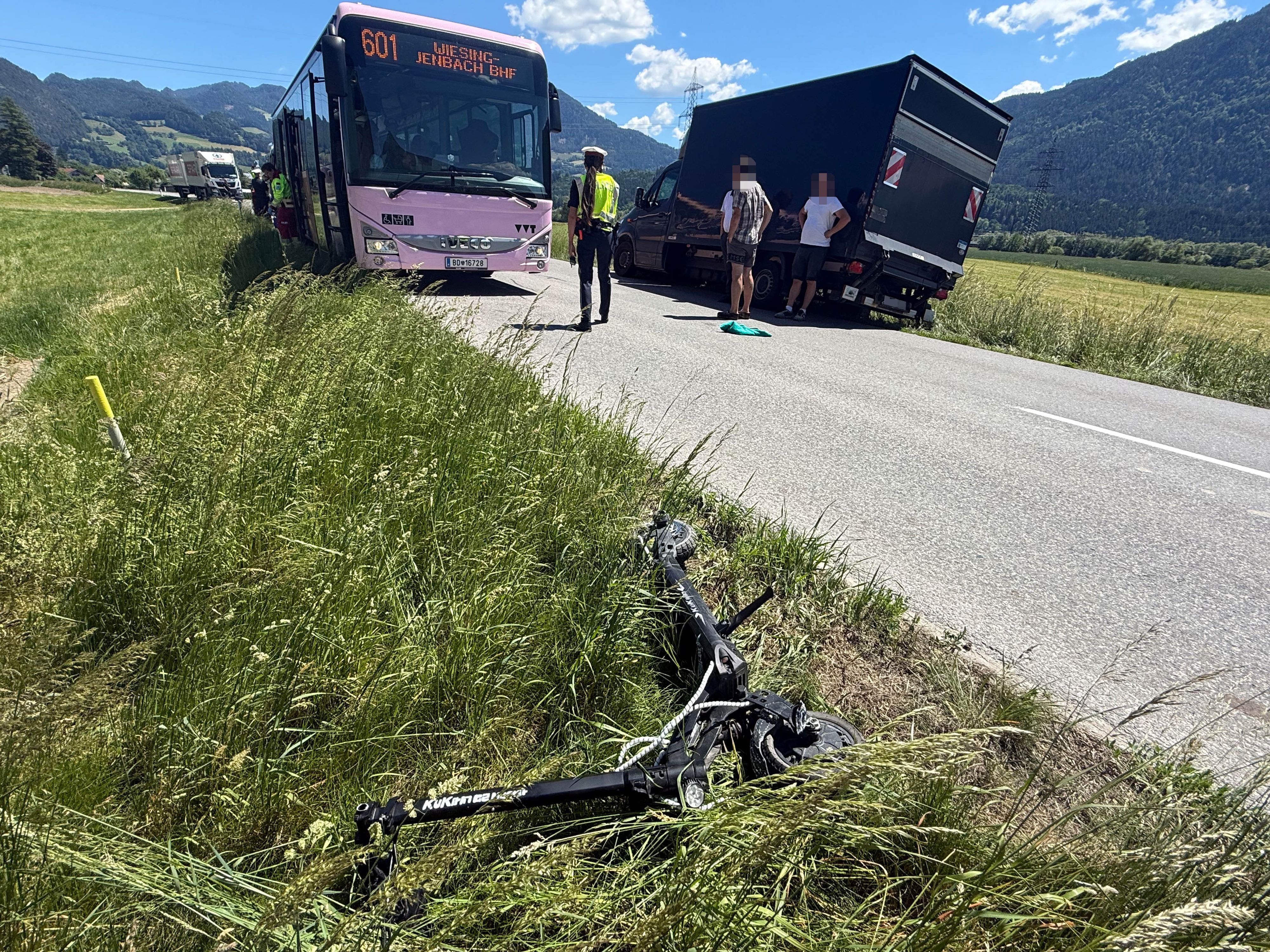 Heute.at - Bub will fahrenden Linienbus mit E-Scooter überholen