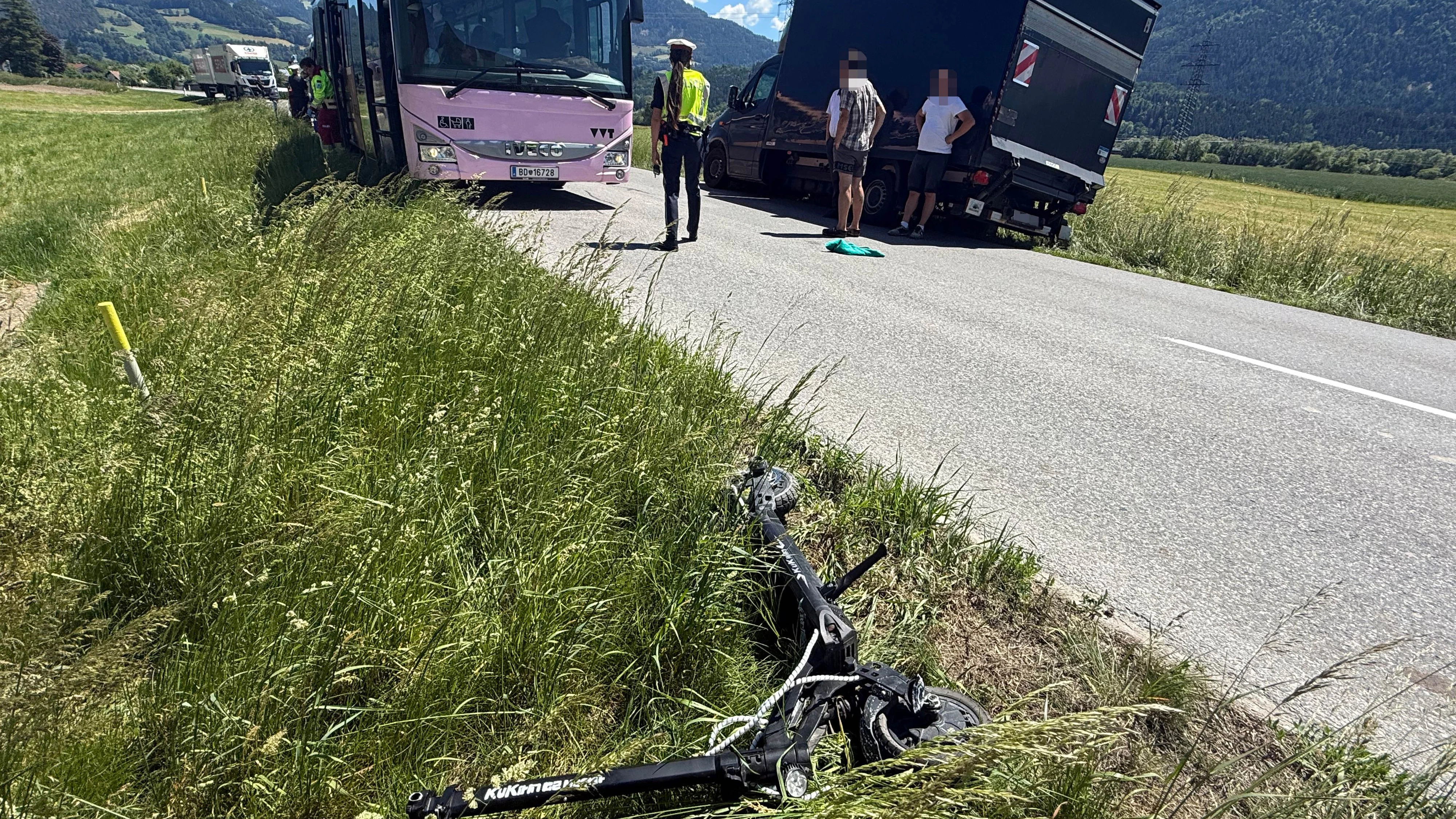 Heute.at - Bub will fahrenden Linienbus mit E-Scooter überholen